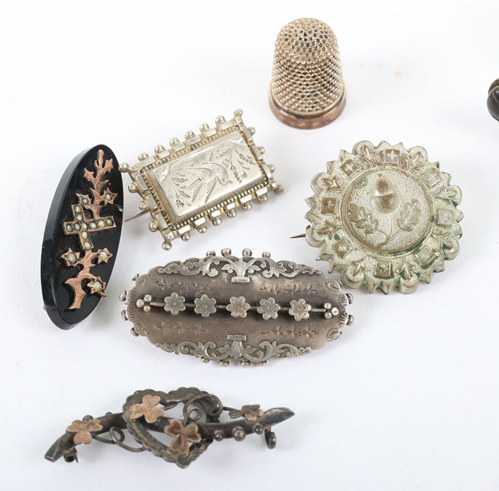 Mixed lot of brooches and silver thimbles - Image 2 of 5