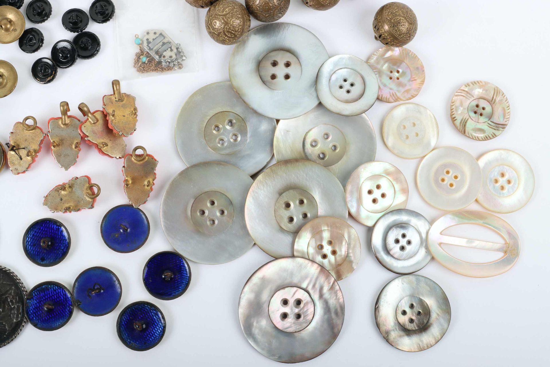 A good selection of dress buttons - Image 10 of 11