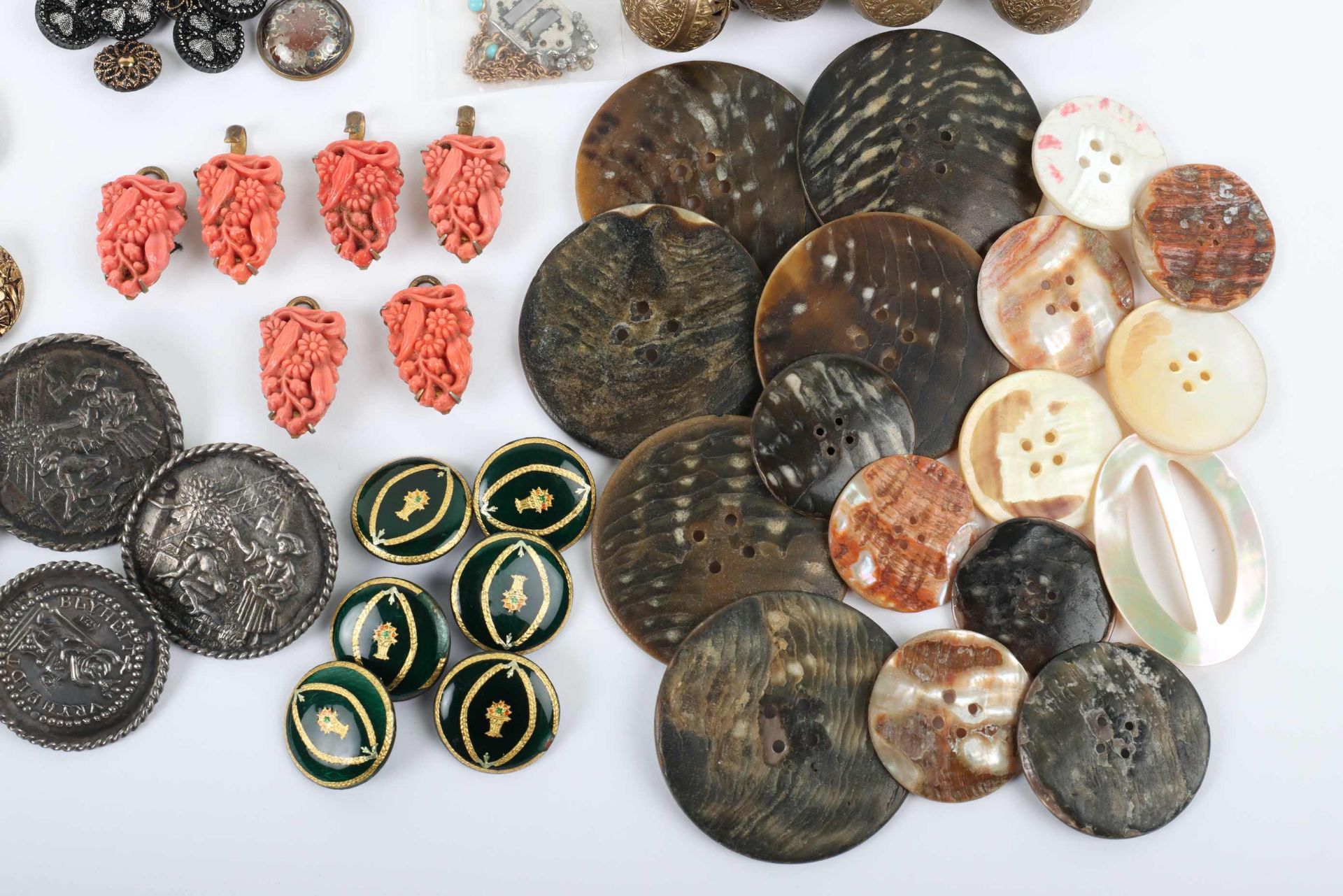 A good selection of dress buttons - Image 2 of 11