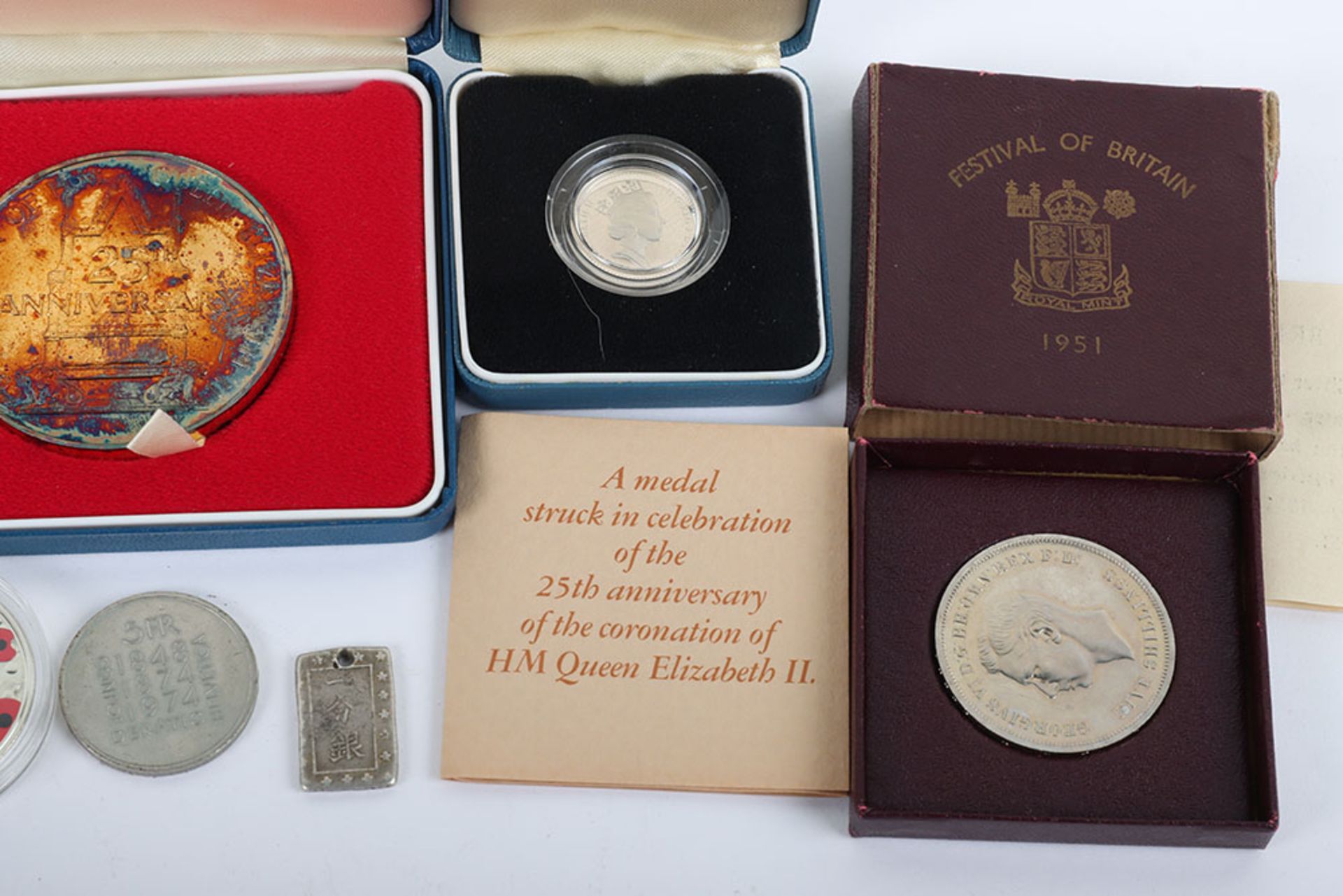 Various silver coinage including silver gilt medal for 25th Anniversary QEII (88.76g) - Bild 5 aus 5