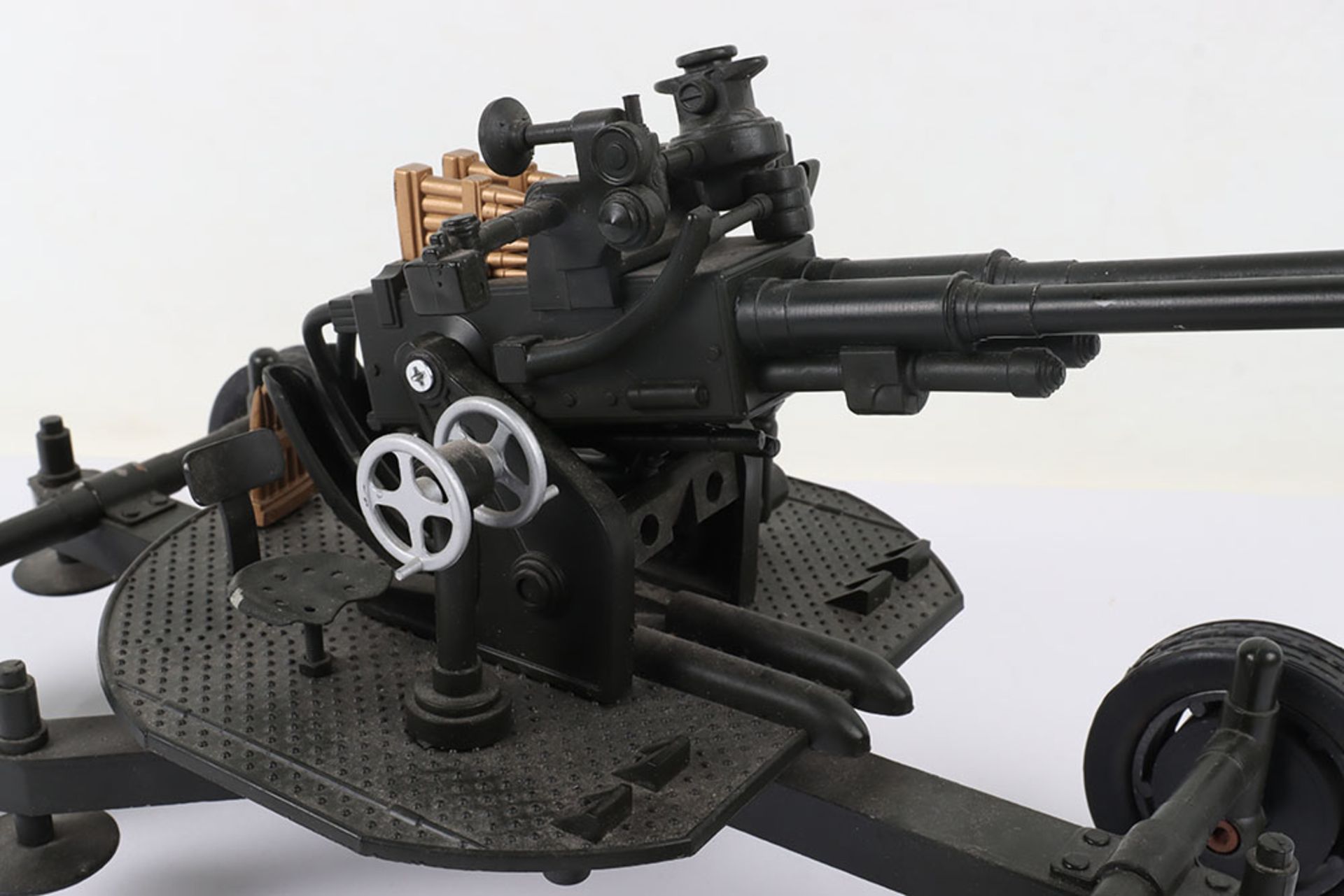 A model of a WWII anti aircraft gun desk cigar lighter - Bild 2 aus 3
