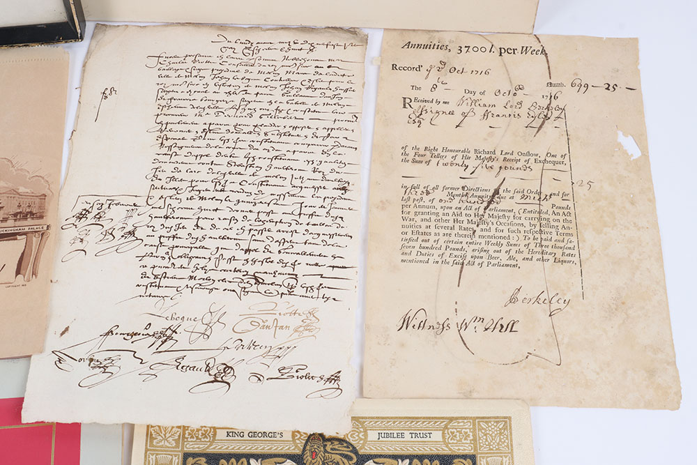 Mixed lot of ephemera and documents including a Queen Elizabeth II signed letter on Buckingham Palac - Image 4 of 8