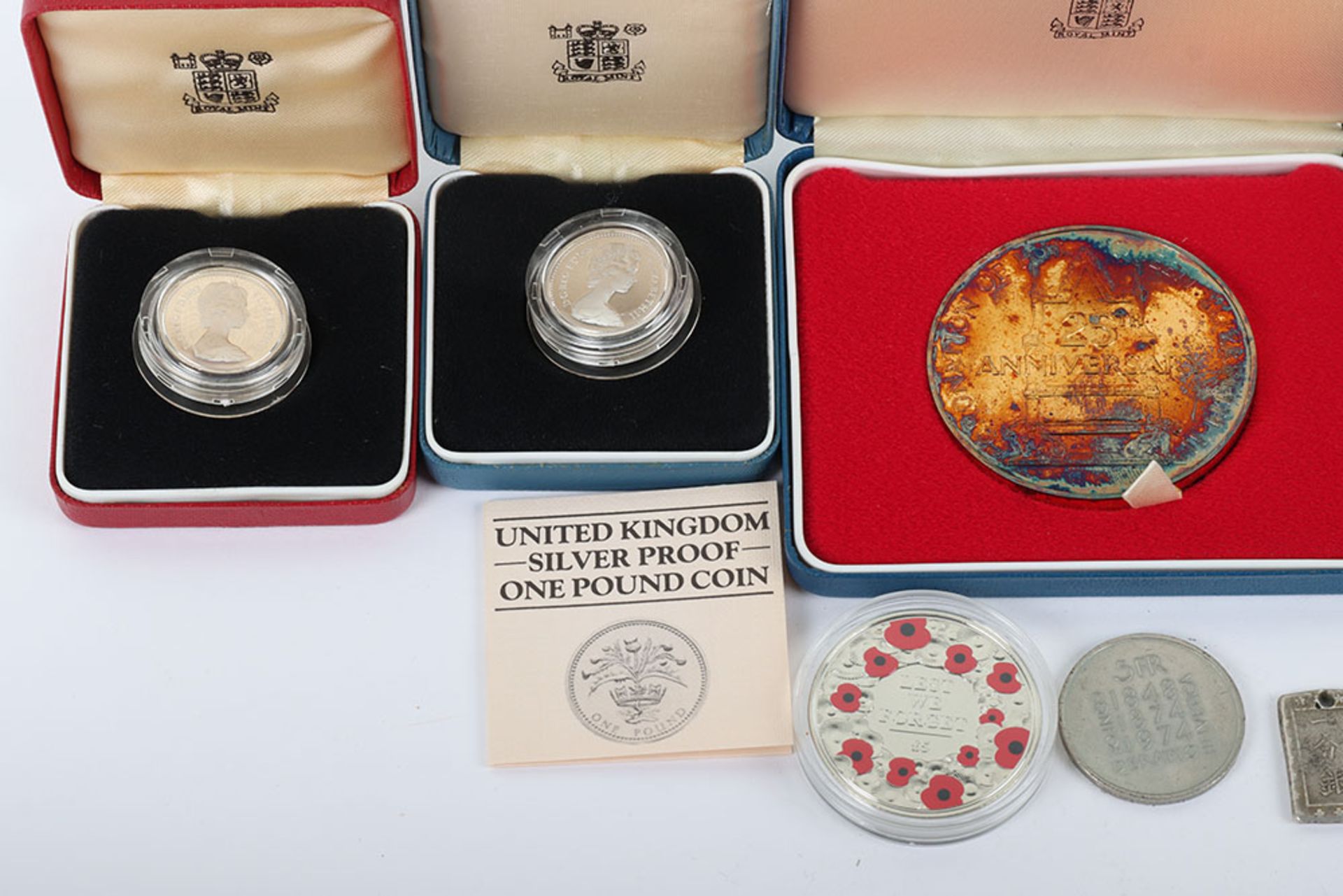 Various silver coinage including silver gilt medal for 25th Anniversary QEII (88.76g) - Bild 4 aus 5
