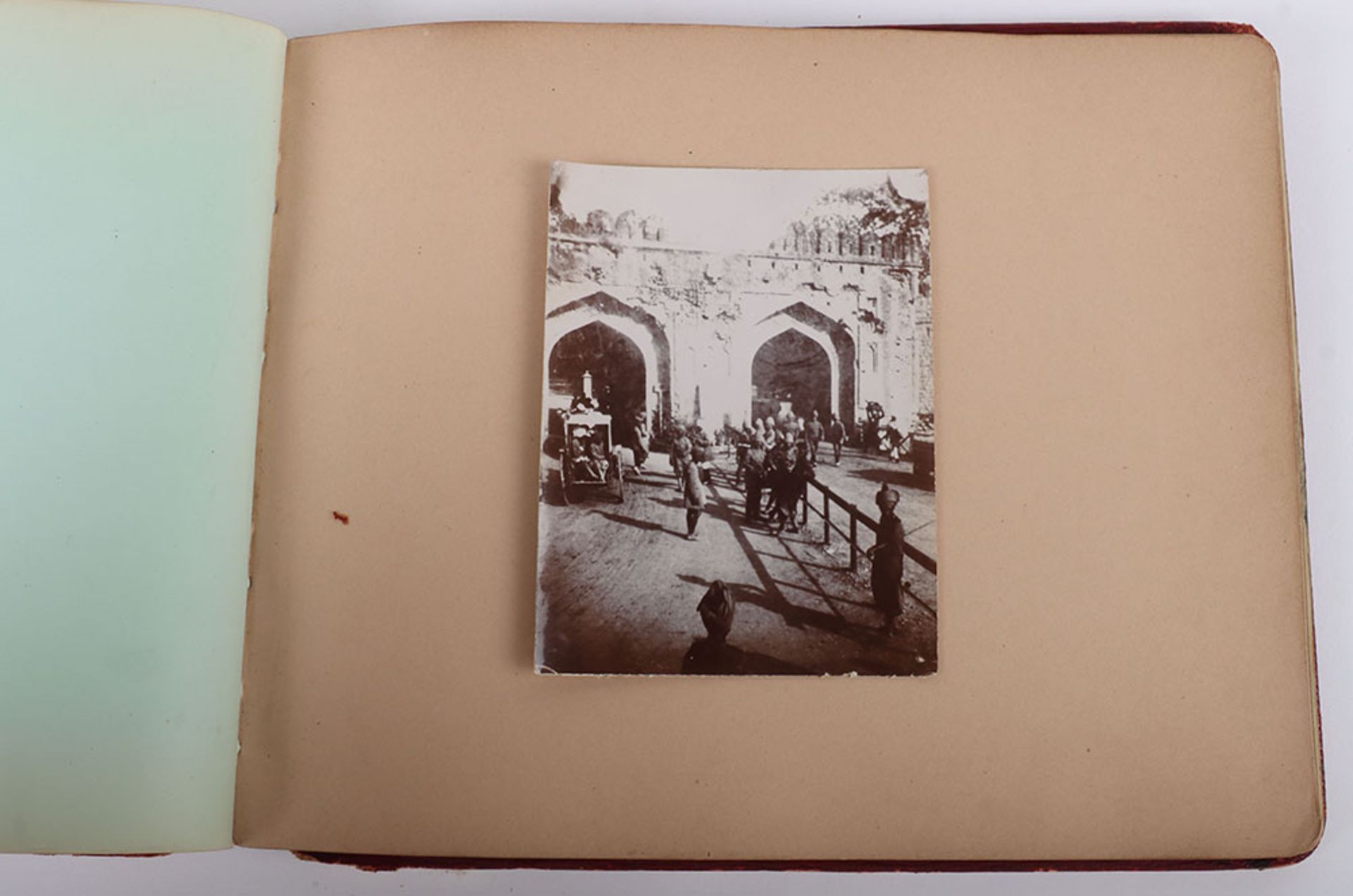 Photograph Album with images of ther Delhi Durbar, troops lining streets, Elephants, sacred cows bel - Bild 39 aus 48