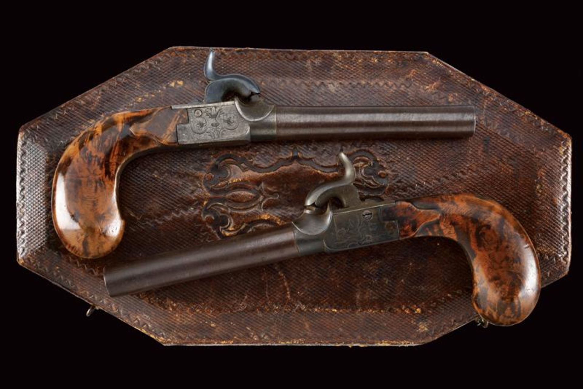 A pair of percussion pockets pistols in an elegant leather case - Bild 2 aus 5