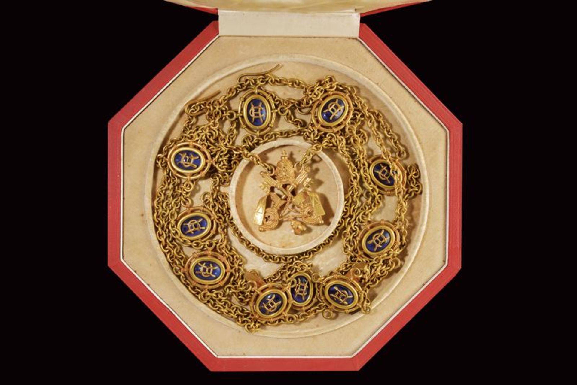 A Papal gentleman's collar from Pope Benedict XV's time