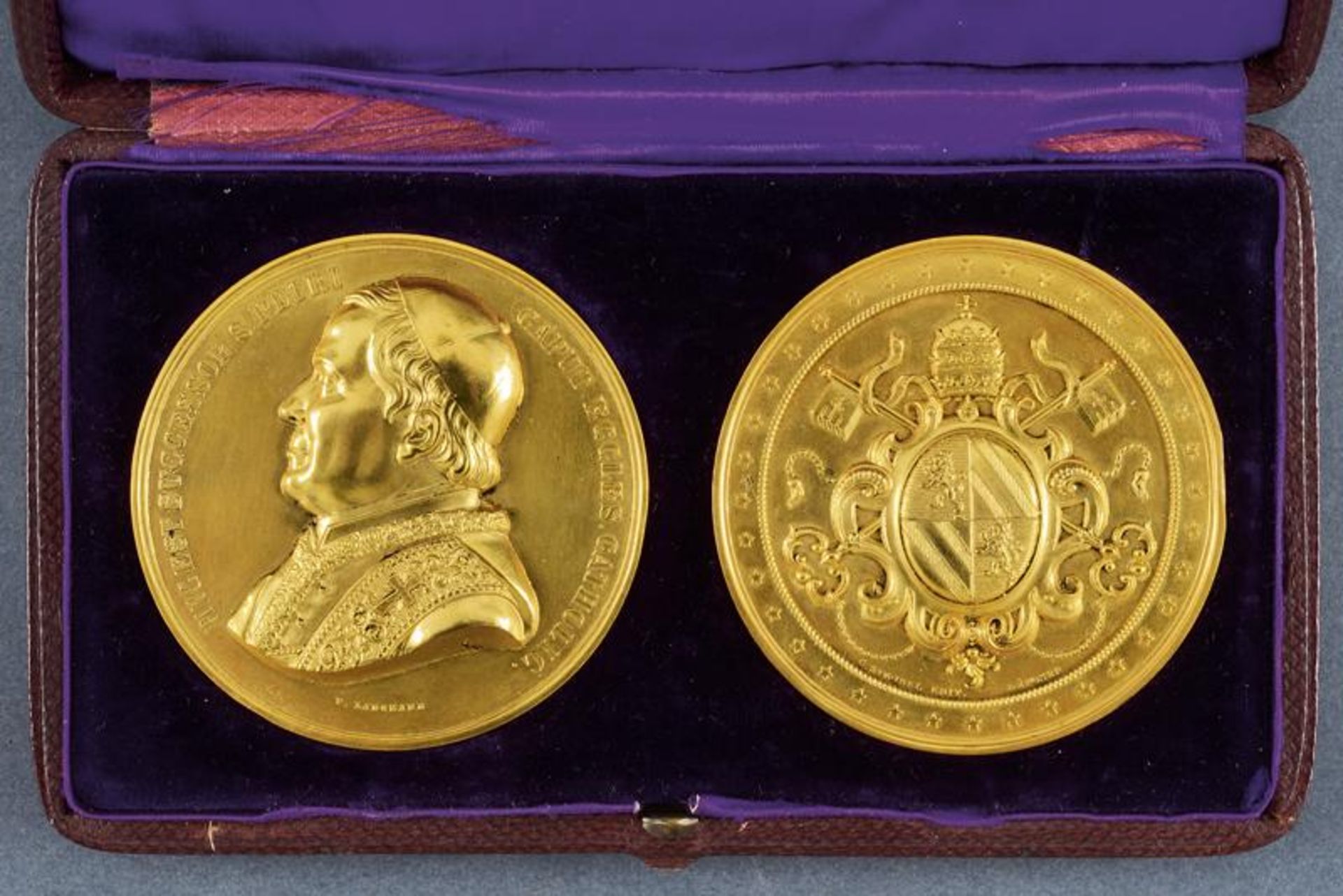 A lot of two presentation medals depicting Pope Pius IX's bust and coat of arms - Image 5 of 7