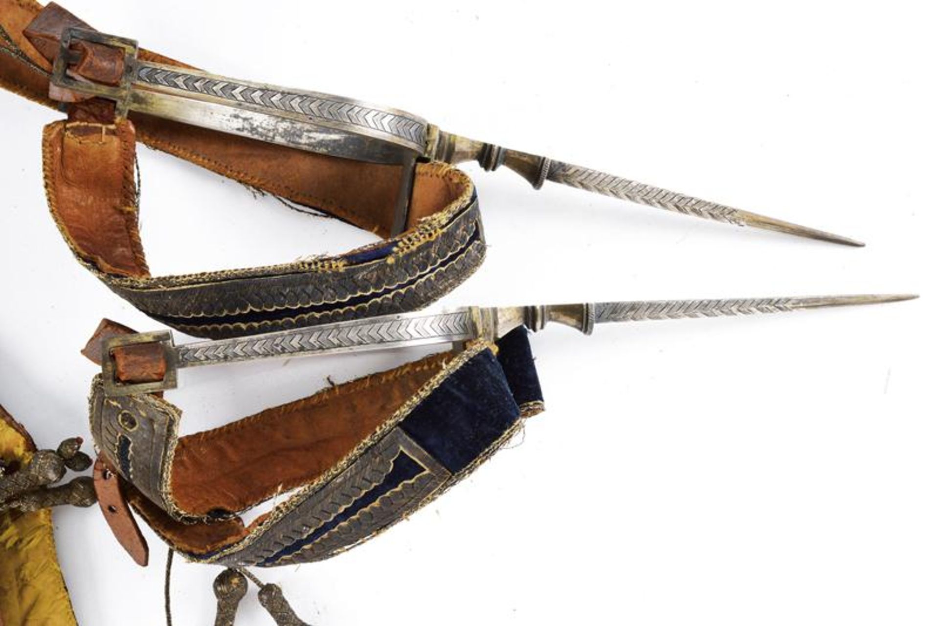 A fine ensemble of a pair of saddle holsters, spurs and a sabretache - Image 4 of 10