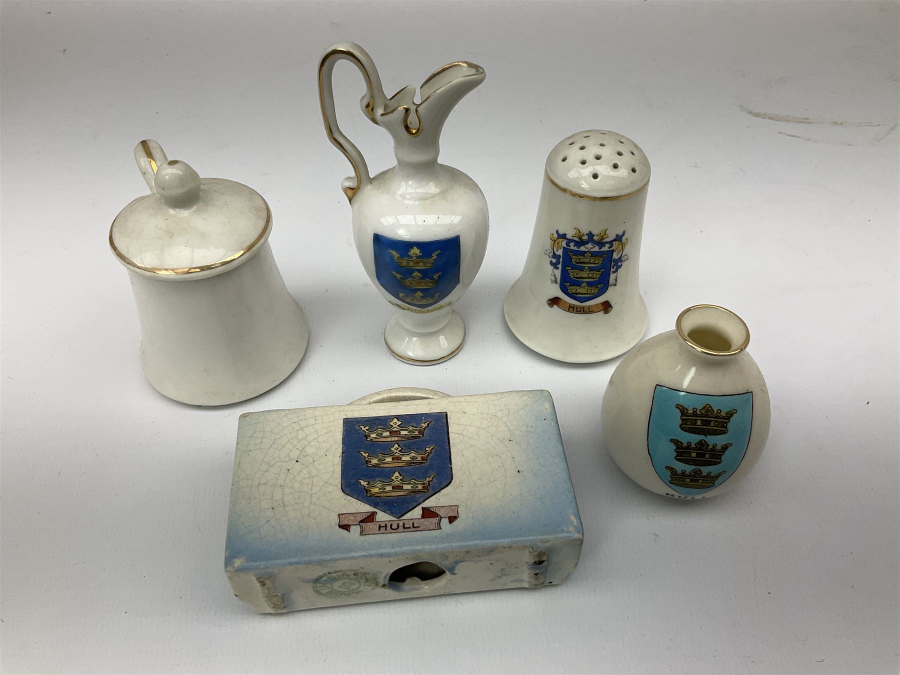 Fourteen items of Hull crested china by W.H. Goss etc including Boer War - Image 4 of 6