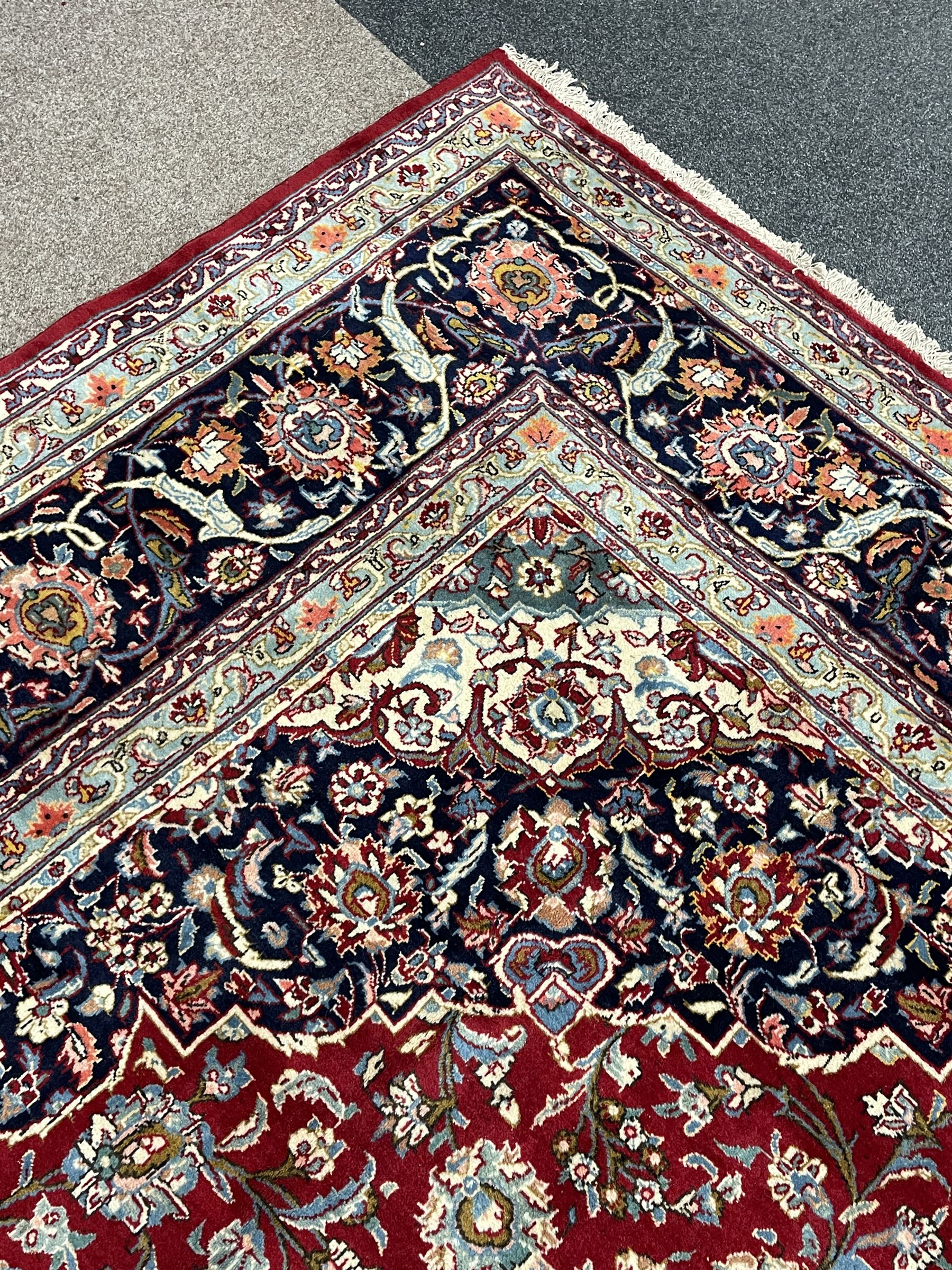 Large Persian Kashan carpet - Image 9 of 9