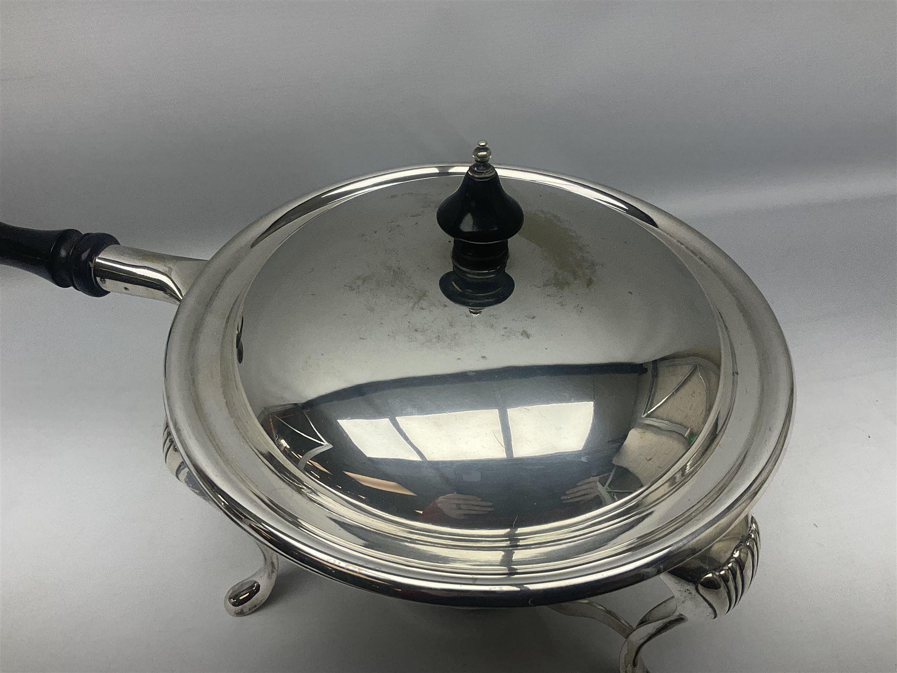 Walker & Hall silver plated long handled chafing dish - Image 9 of 18