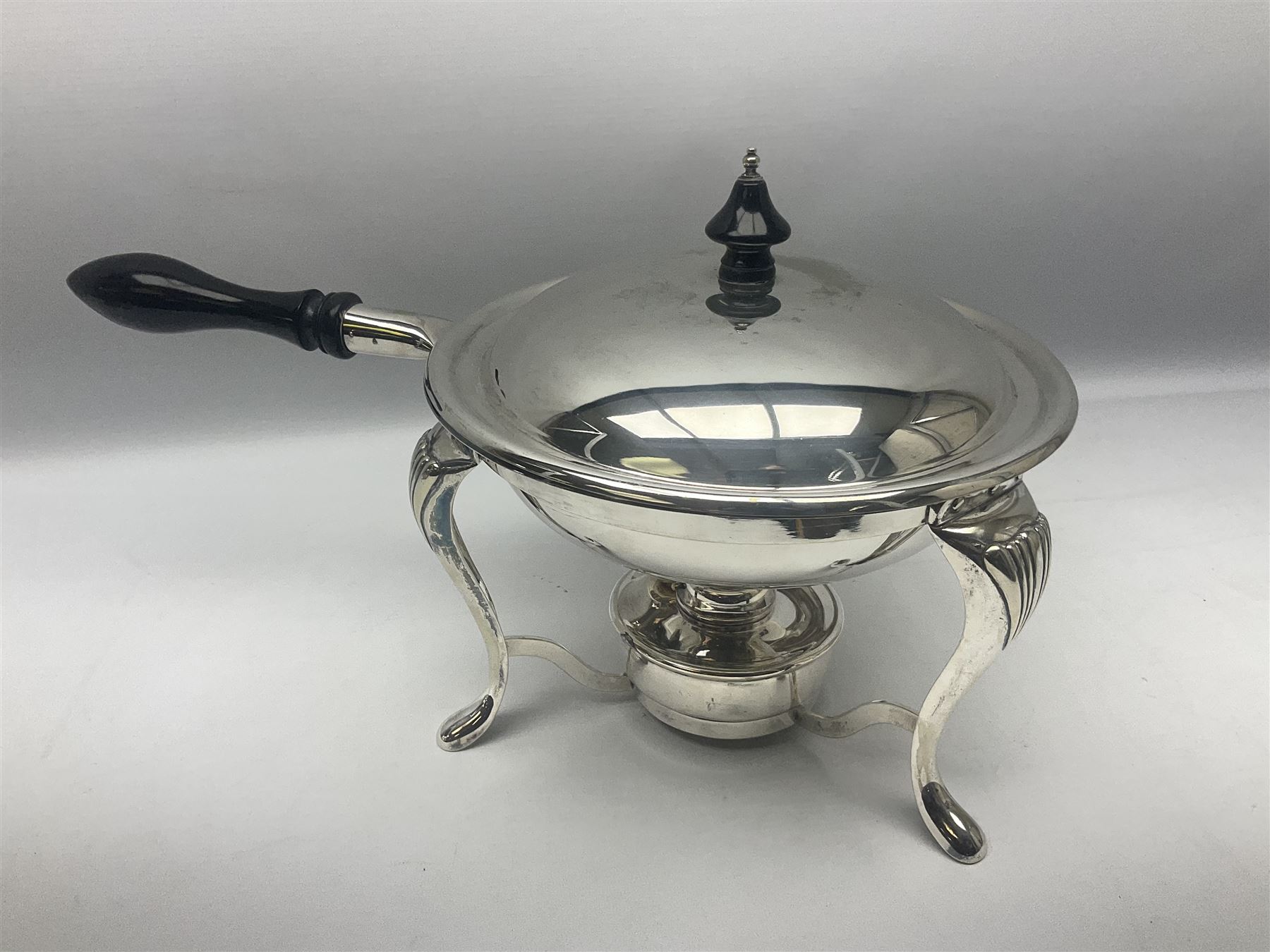 Walker & Hall silver plated long handled chafing dish - Image 8 of 18