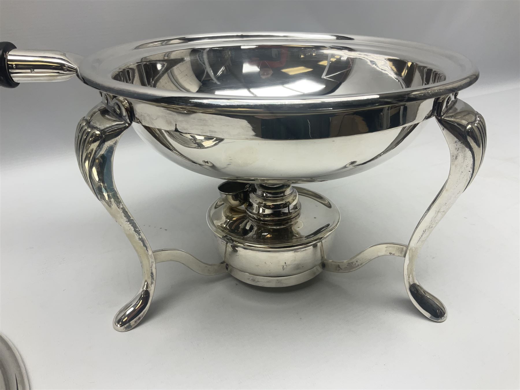 Walker & Hall silver plated long handled chafing dish - Image 12 of 18