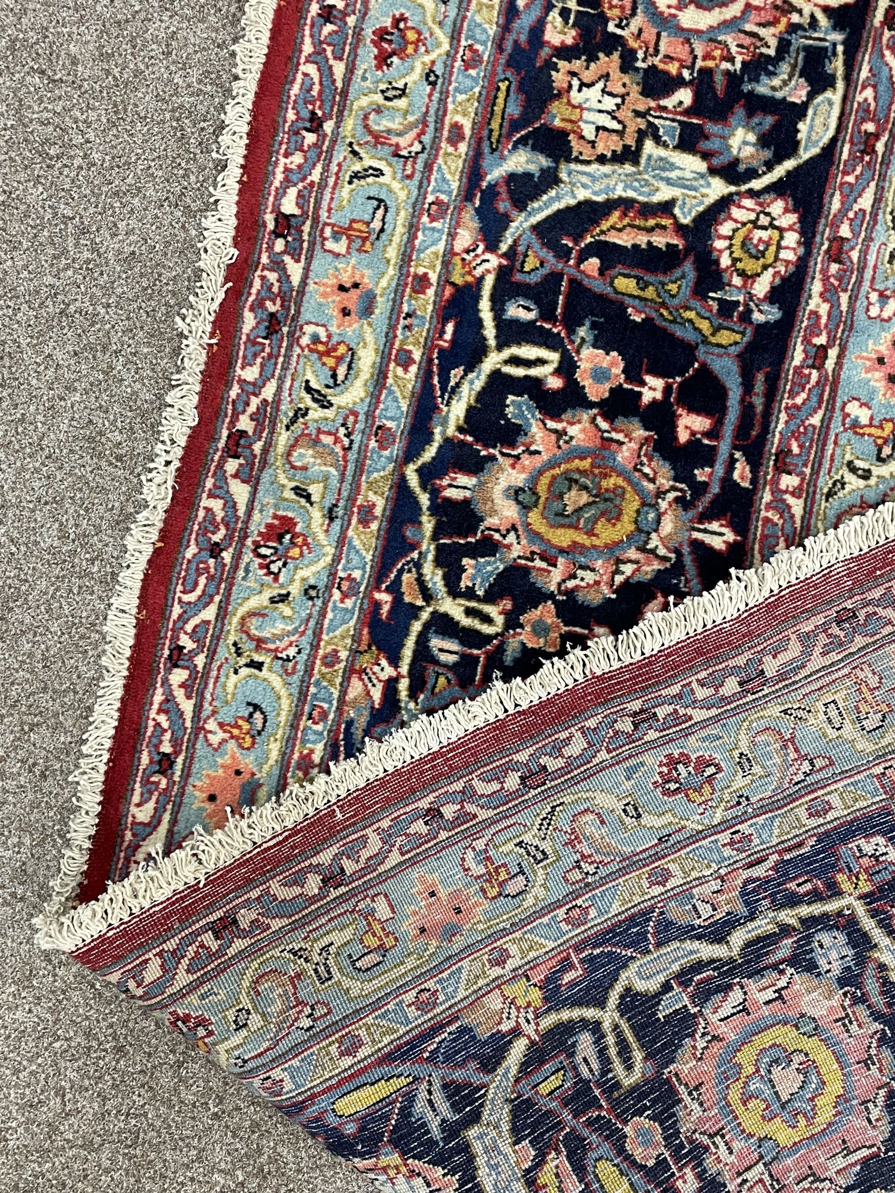 Large Persian Kashan carpet - Image 4 of 9