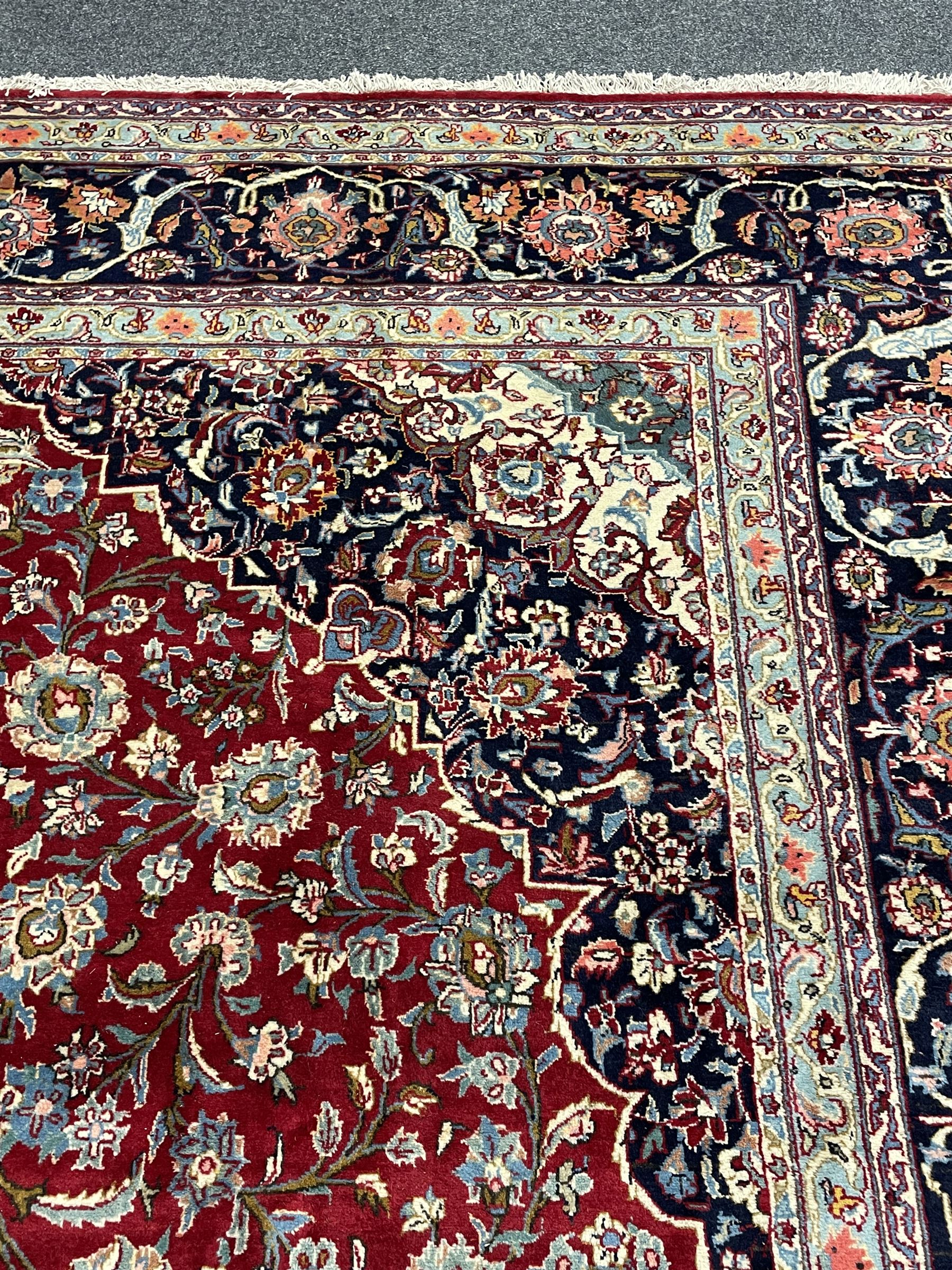 Large Persian Kashan carpet - Image 3 of 9