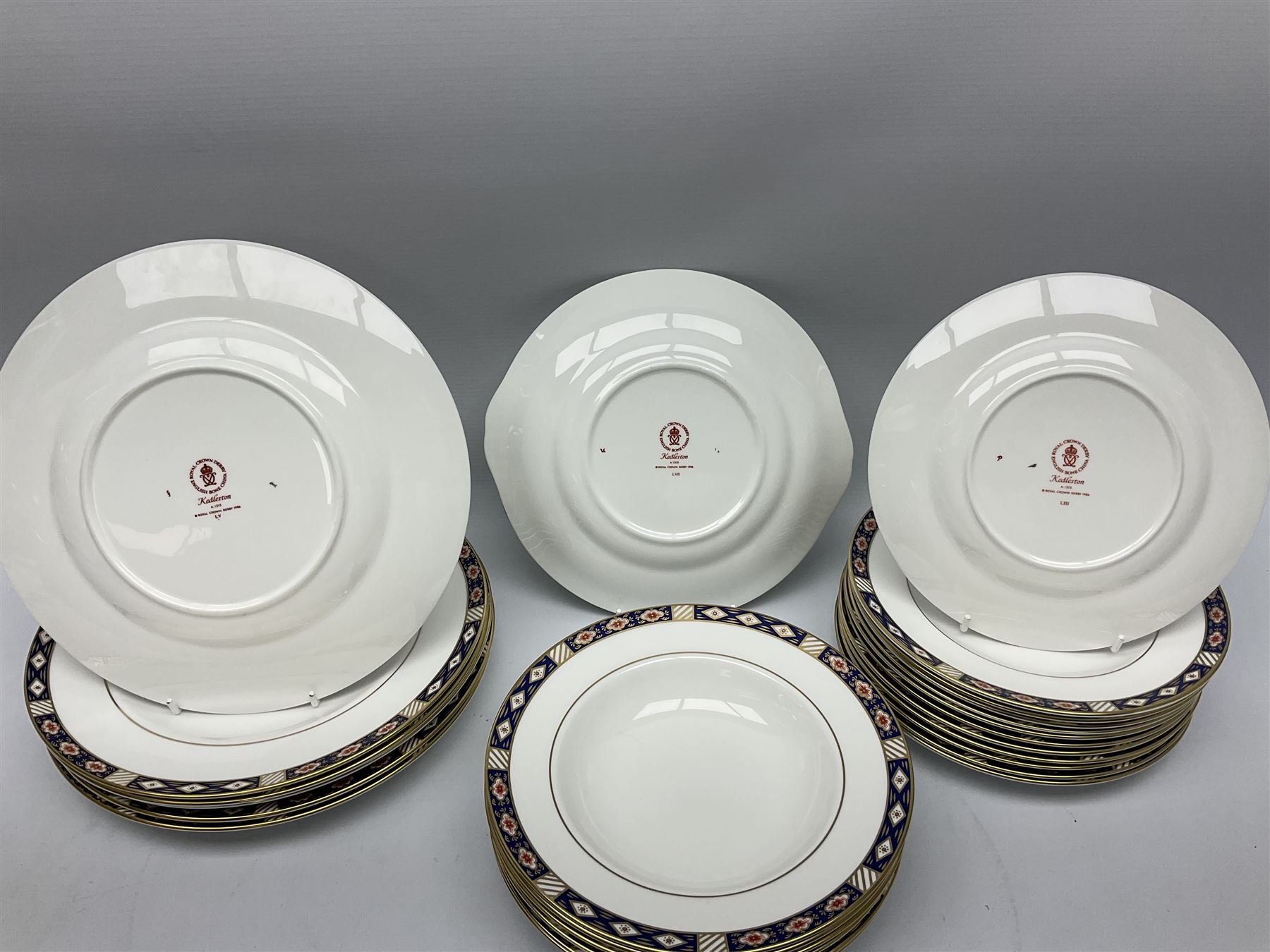 Royal Crown Derby dinner and tea wares decorated in the Kedleston pattern - Image 9 of 10