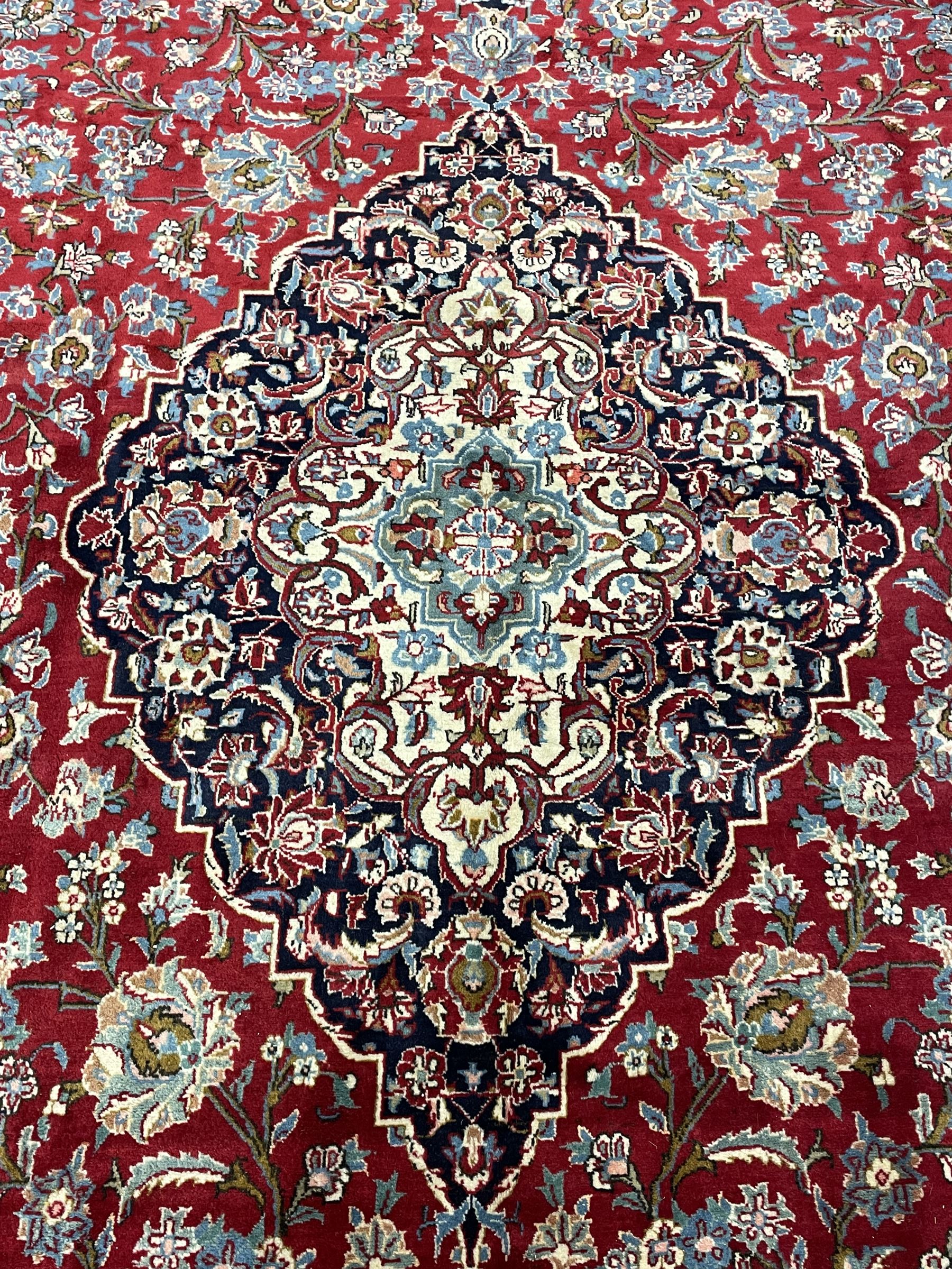 Large Persian Kashan carpet - Image 2 of 9