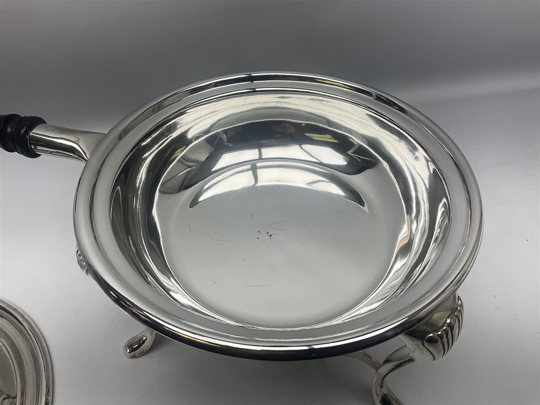 Walker & Hall silver plated long handled chafing dish - Image 10 of 18