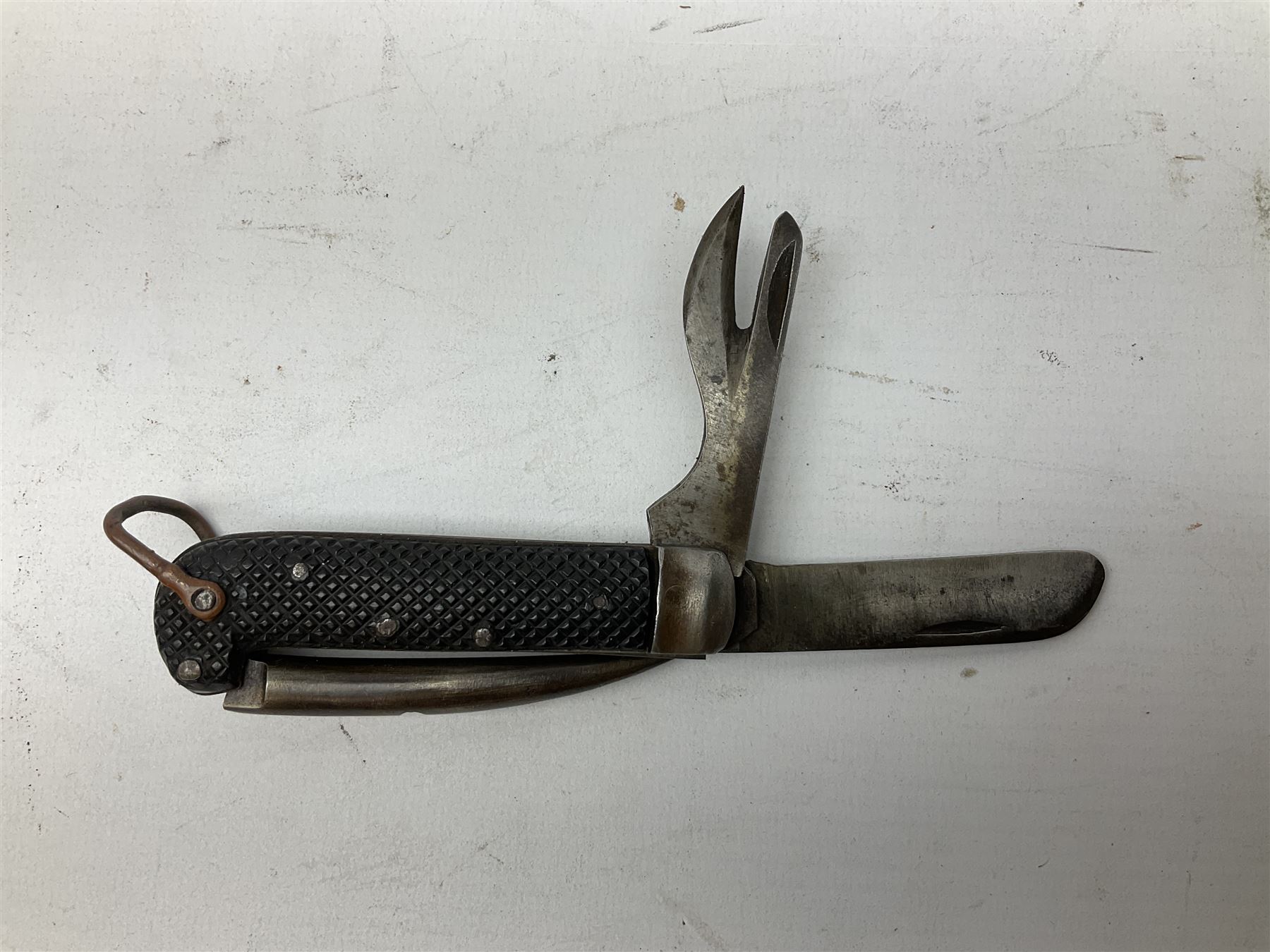 WW2 British army folding jack/clasp knife with blade and can opener marked with broad arrow and date - Image 2 of 21