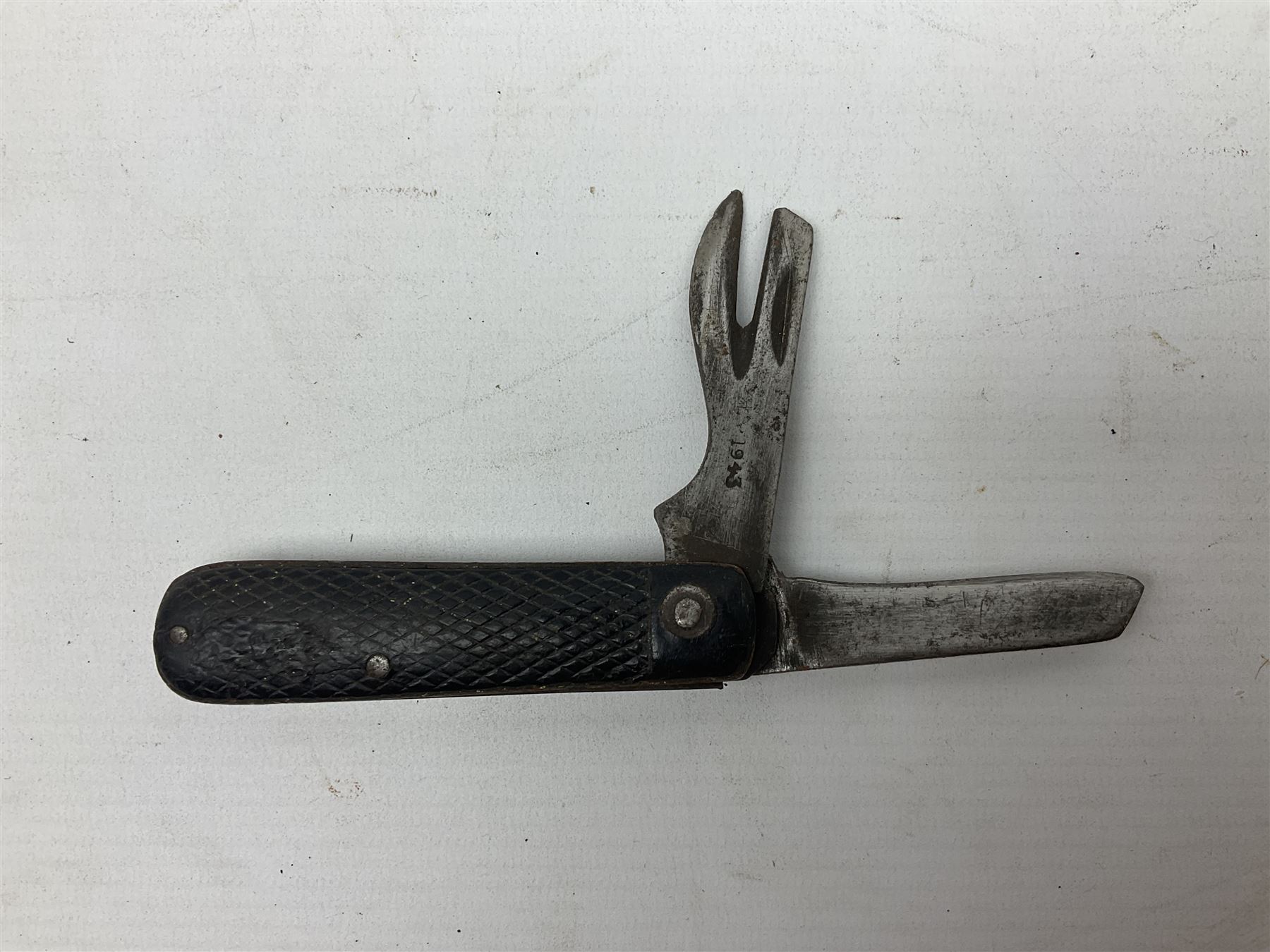 WW2 British army folding jack/clasp knife with blade and can opener marked with broad arrow and date - Image 9 of 16