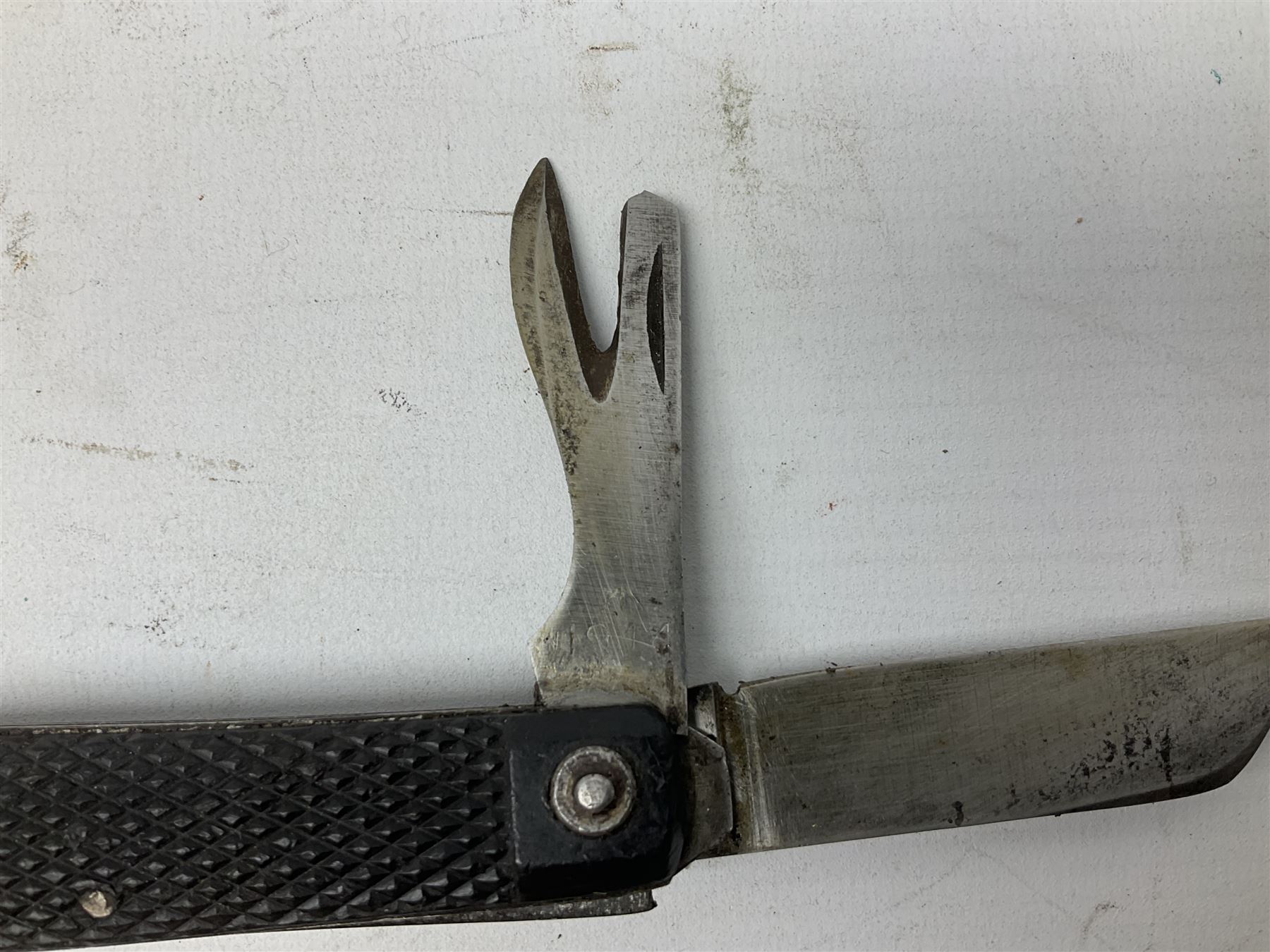 WW2 British army folding jack/clasp knife with blade and can opener marked with broad arrow and date - Image 11 of 21