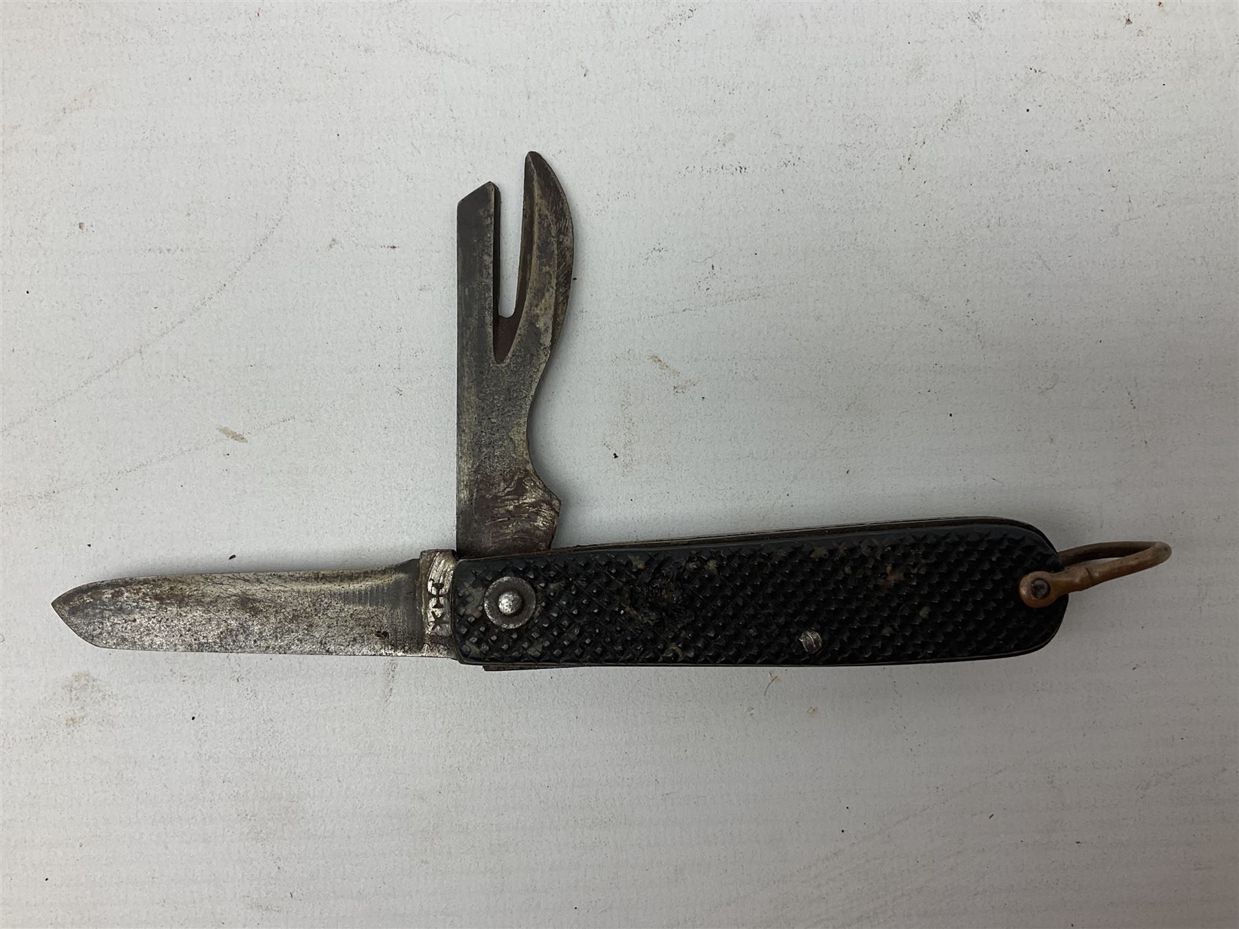 WW2 British army folding jack/clasp knife with blade and can opener marked with broad arrow and date - Image 6 of 16