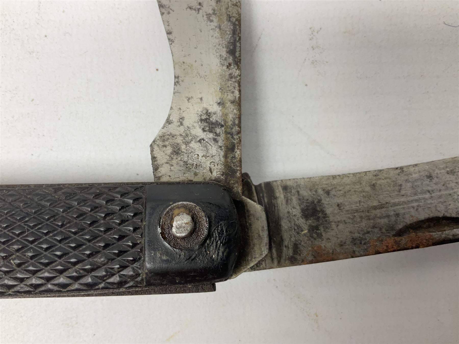 WW2 British army folding jack/clasp knife with blade and can opener marked with broad arrow and date - Image 2 of 16