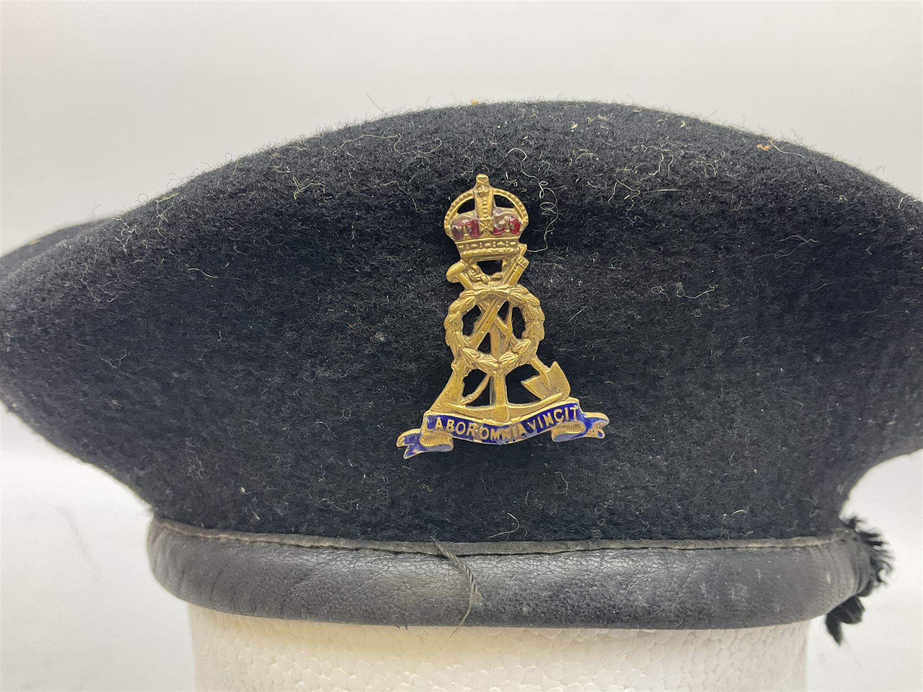 WW2 British black felt beret with Pioneer Corps cap badge - Image 2 of 18