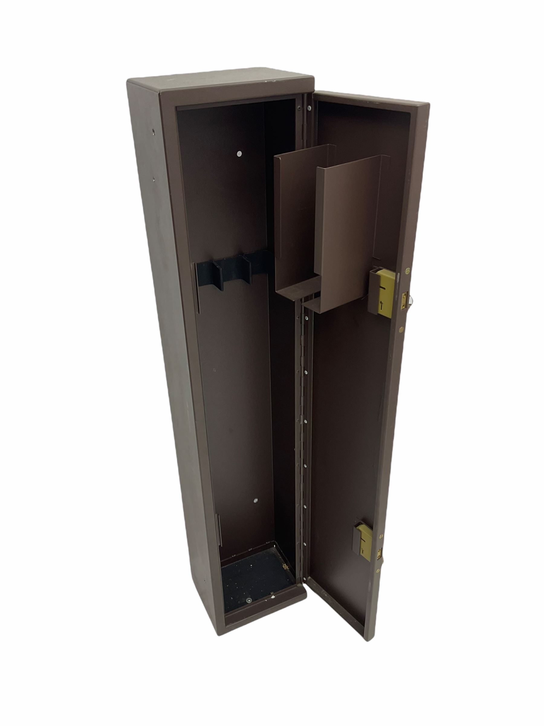 Brown steel gun cabinet for four guns with ammunition rack on back of door - Image 2 of 2