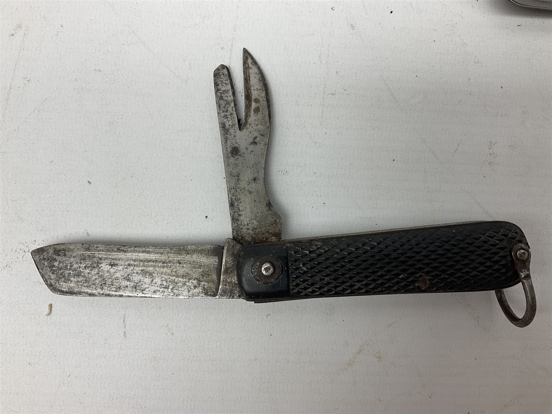 WW2 British army folding jack/clasp knife with blade and can opener marked with broad arrow and date - Image 4 of 16
