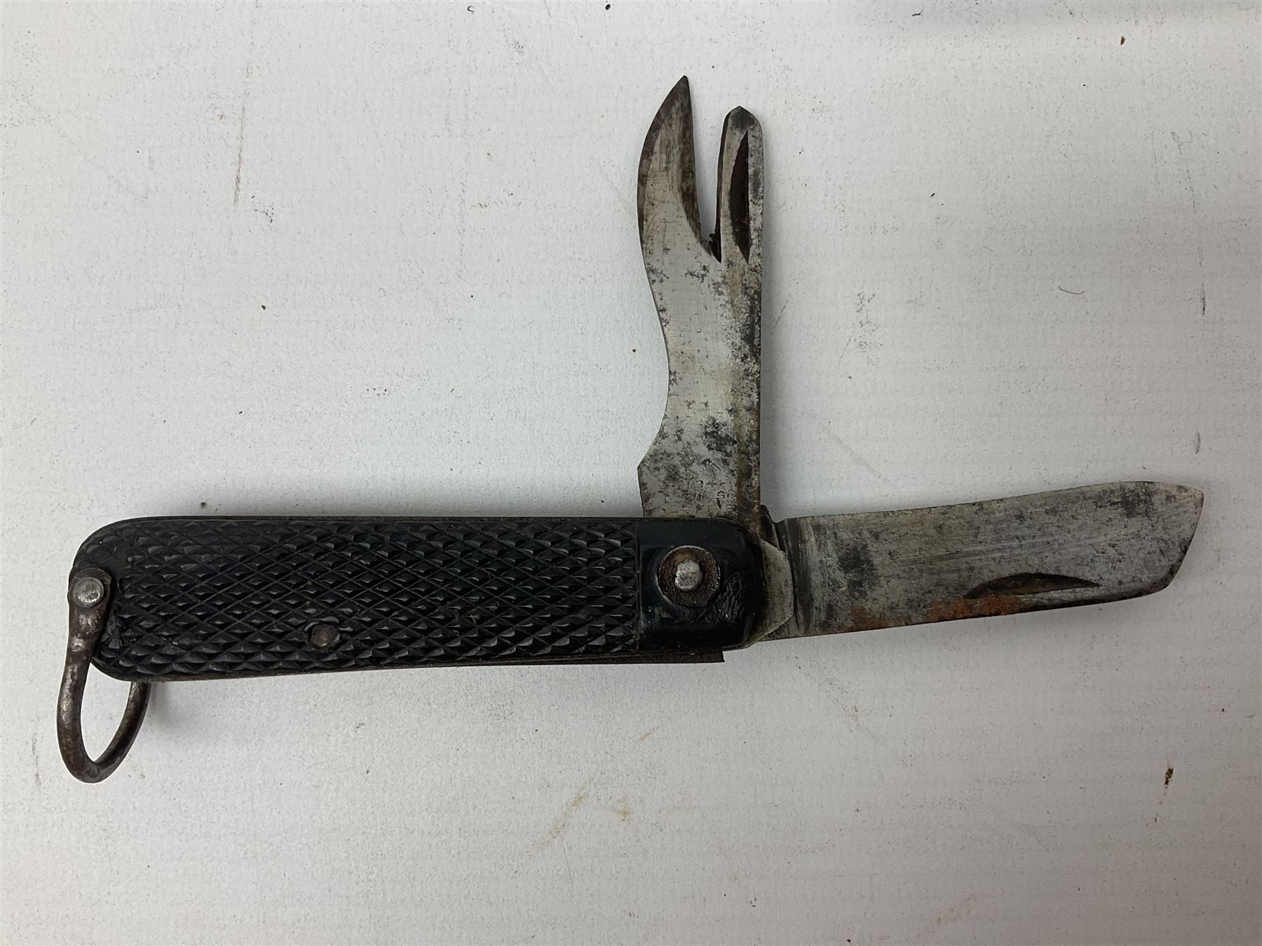 WW2 British army folding jack/clasp knife with blade and can opener marked with broad arrow and date - Image 3 of 16