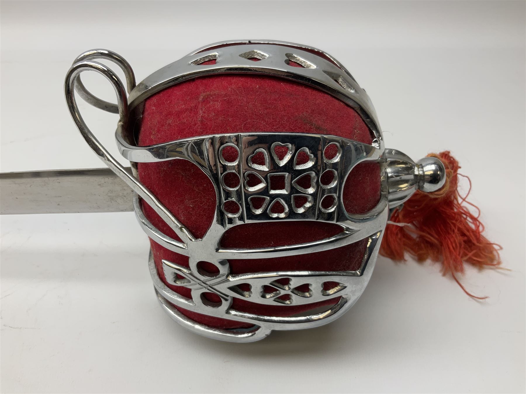 Reproduction Scottish basket hilted broadsword with 85cm double edged steel blade and red lined bask - Image 6 of 27