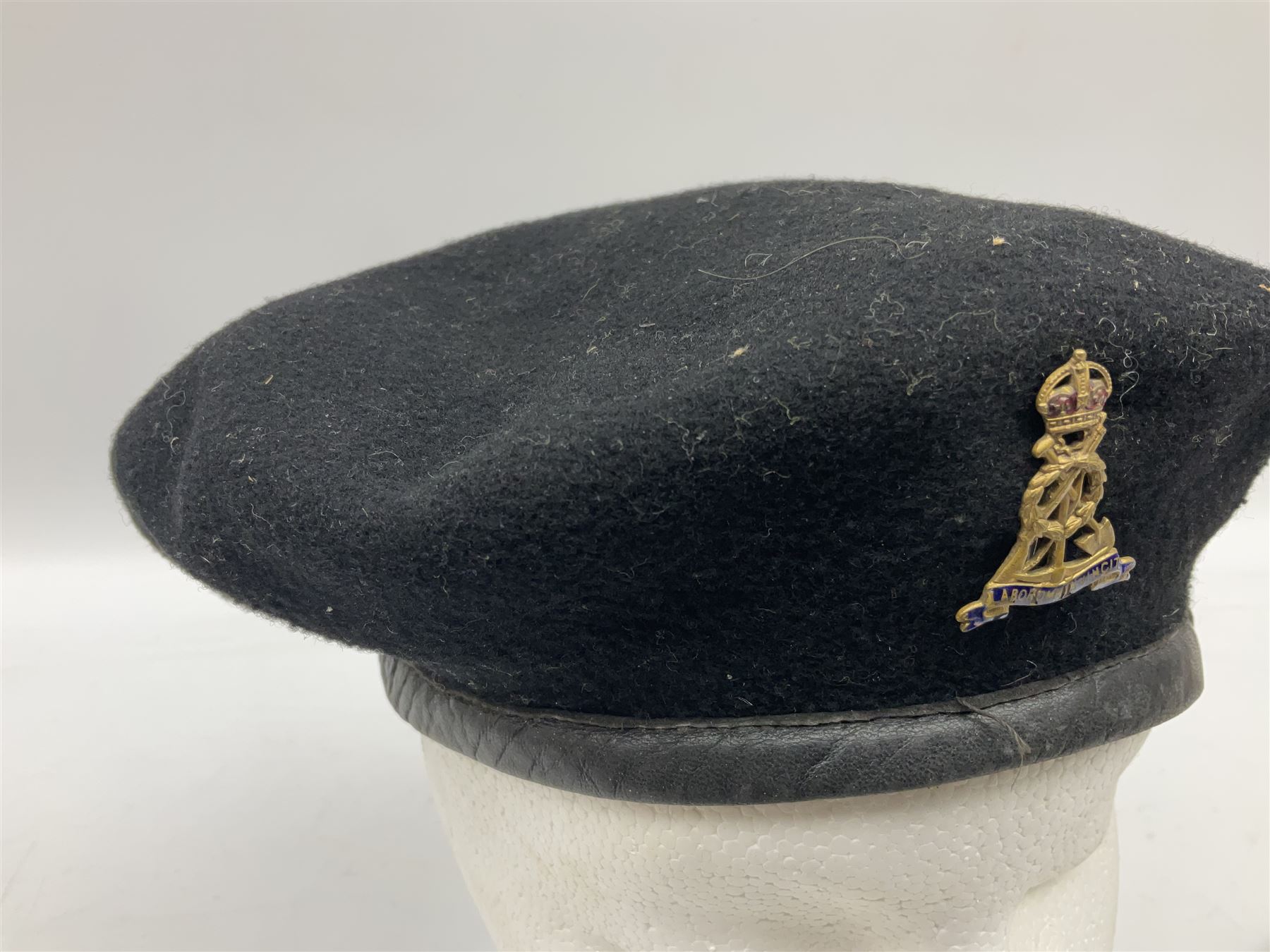 WW2 British black felt beret with Pioneer Corps cap badge - Image 3 of 18