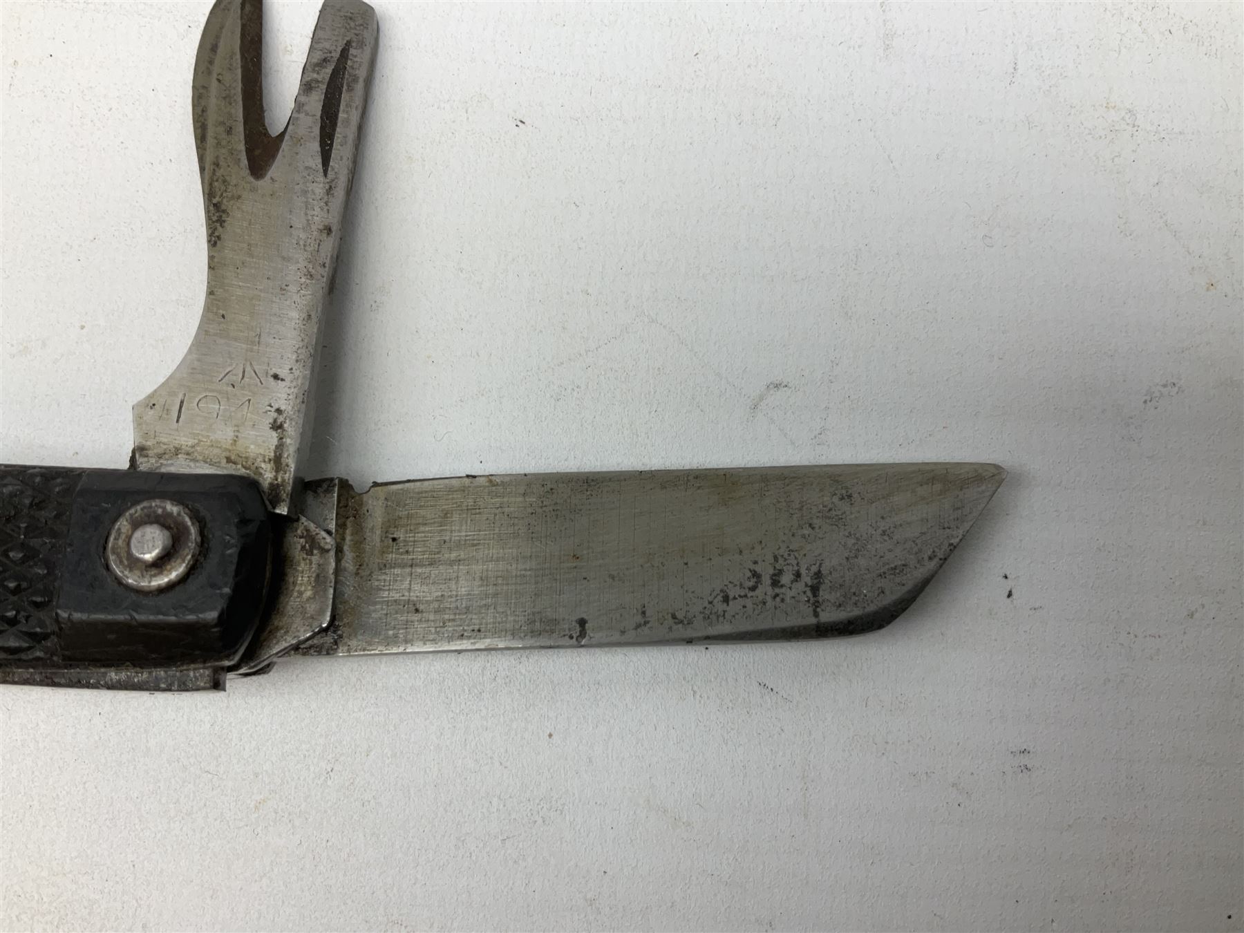 WW2 British army folding jack/clasp knife with blade and can opener marked with broad arrow and date - Image 6 of 21