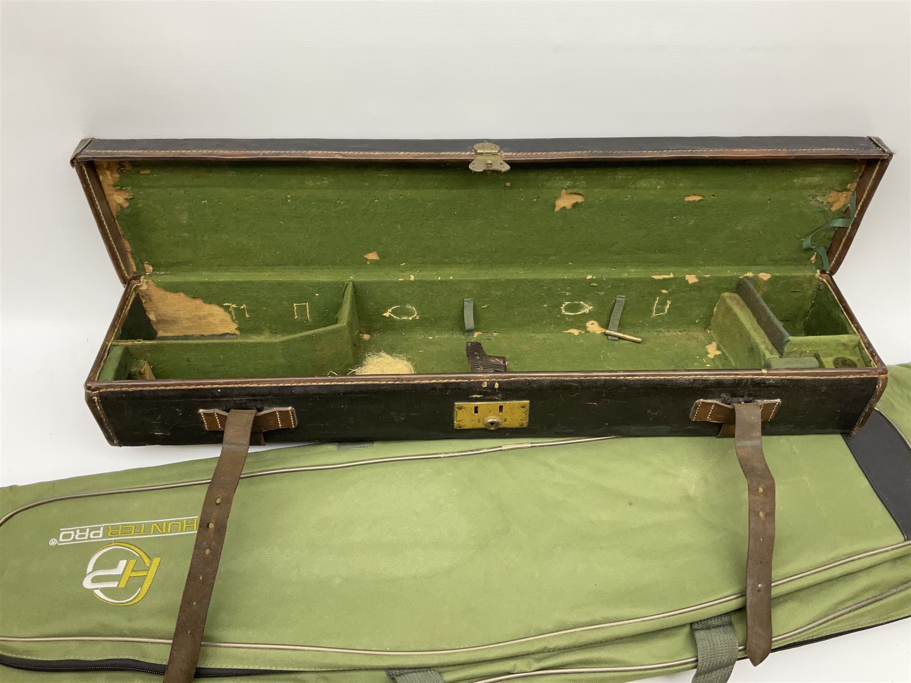 Canvas leg-o-mutton double ended shotgun case to accommodate 75cm (29.5") barrels; motoring type wat - Image 2 of 2