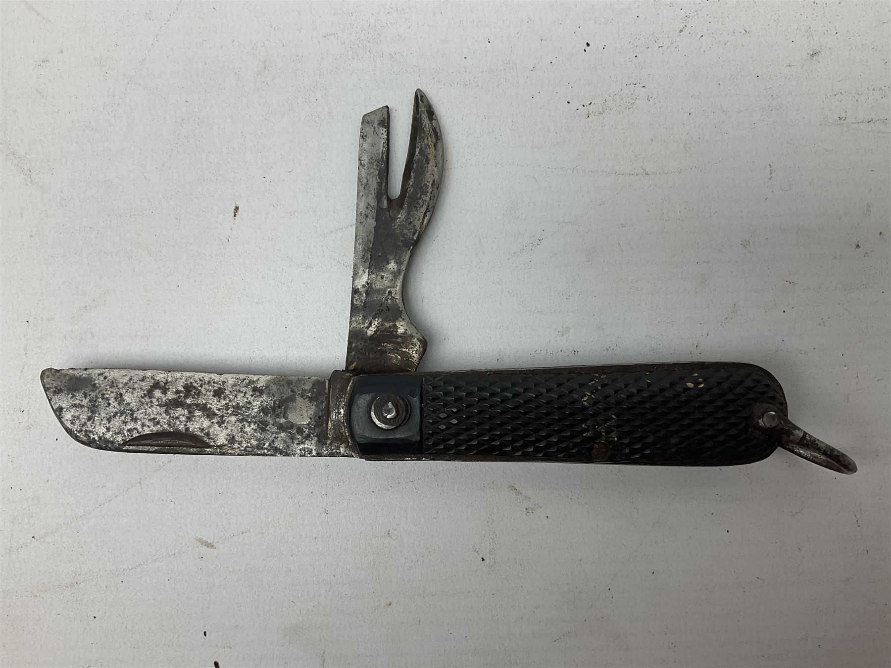 WW2 British army folding jack/clasp knife with blade and can opener marked with broad arrow and date - Image 16 of 16