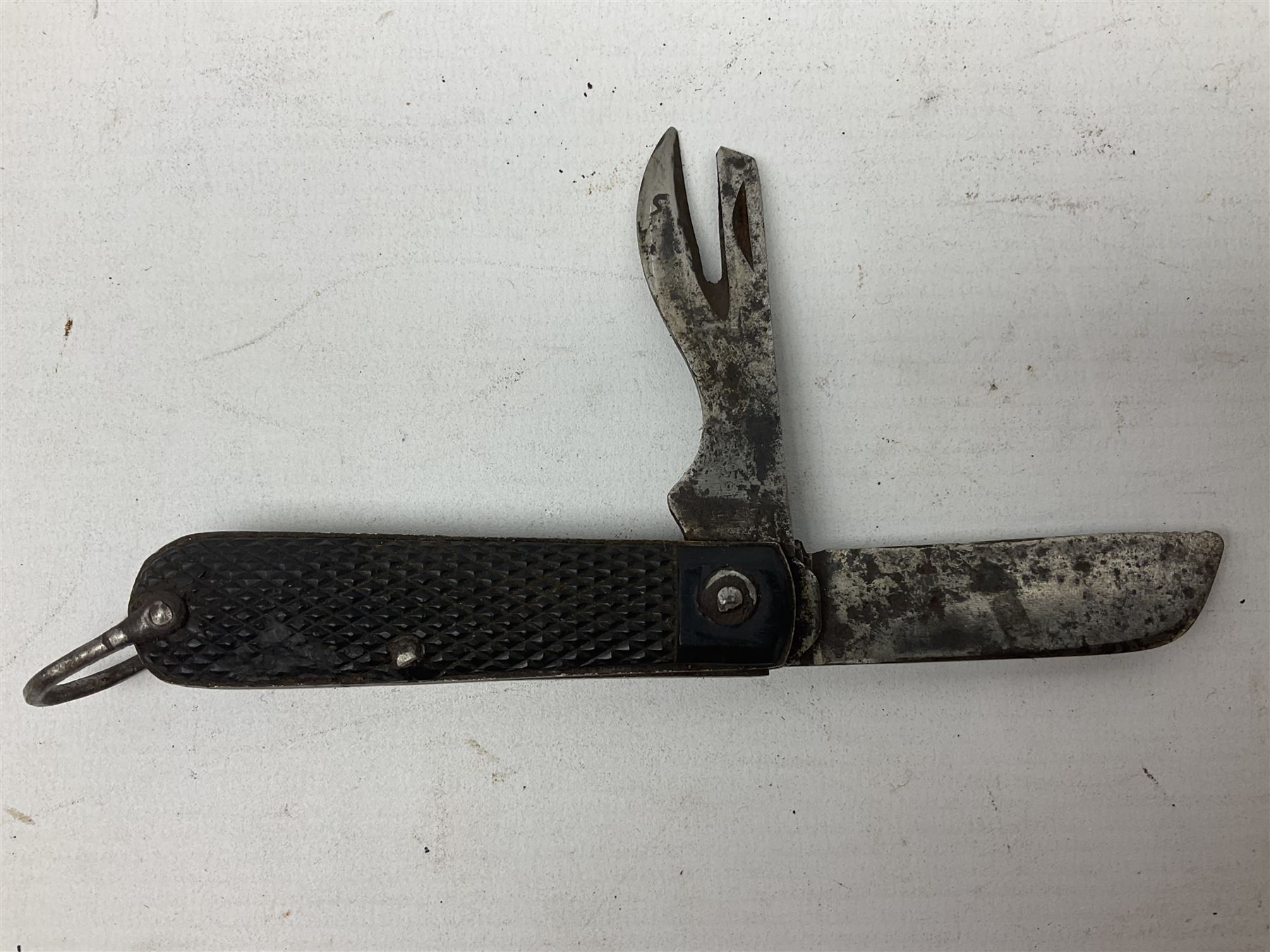 WW2 British army folding jack/clasp knife with blade and can opener marked with broad arrow and date - Image 13 of 16