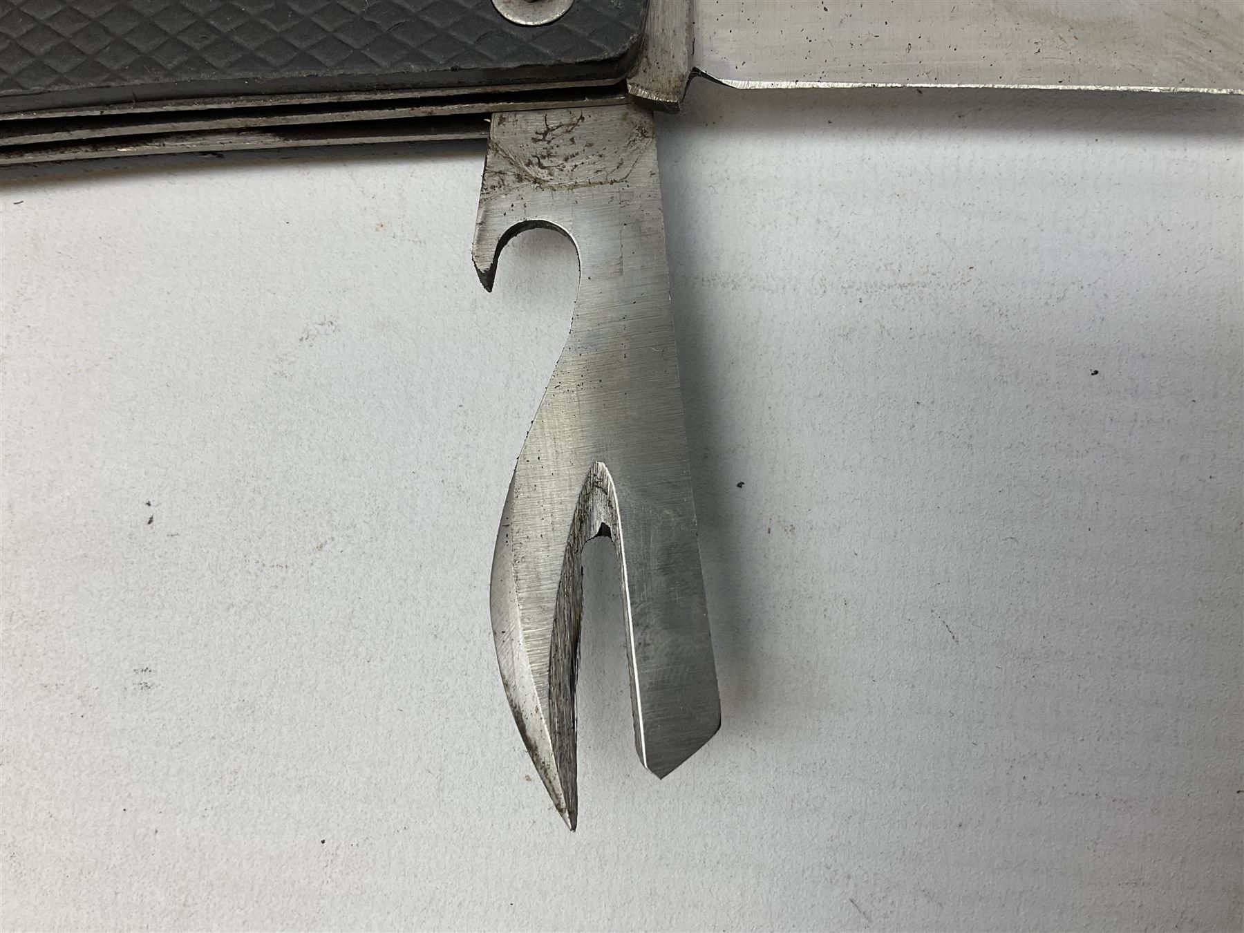 WW2 British army folding jack/clasp knife with blade and can opener marked with broad arrow and date - Image 17 of 21