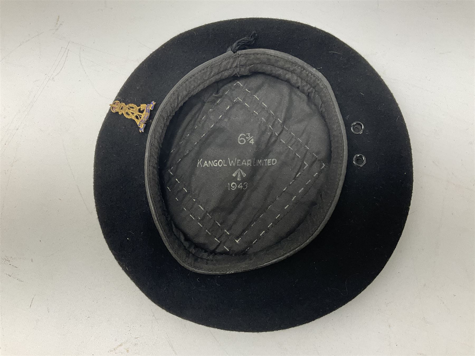 WW2 British black felt beret with Pioneer Corps cap badge - Image 7 of 18