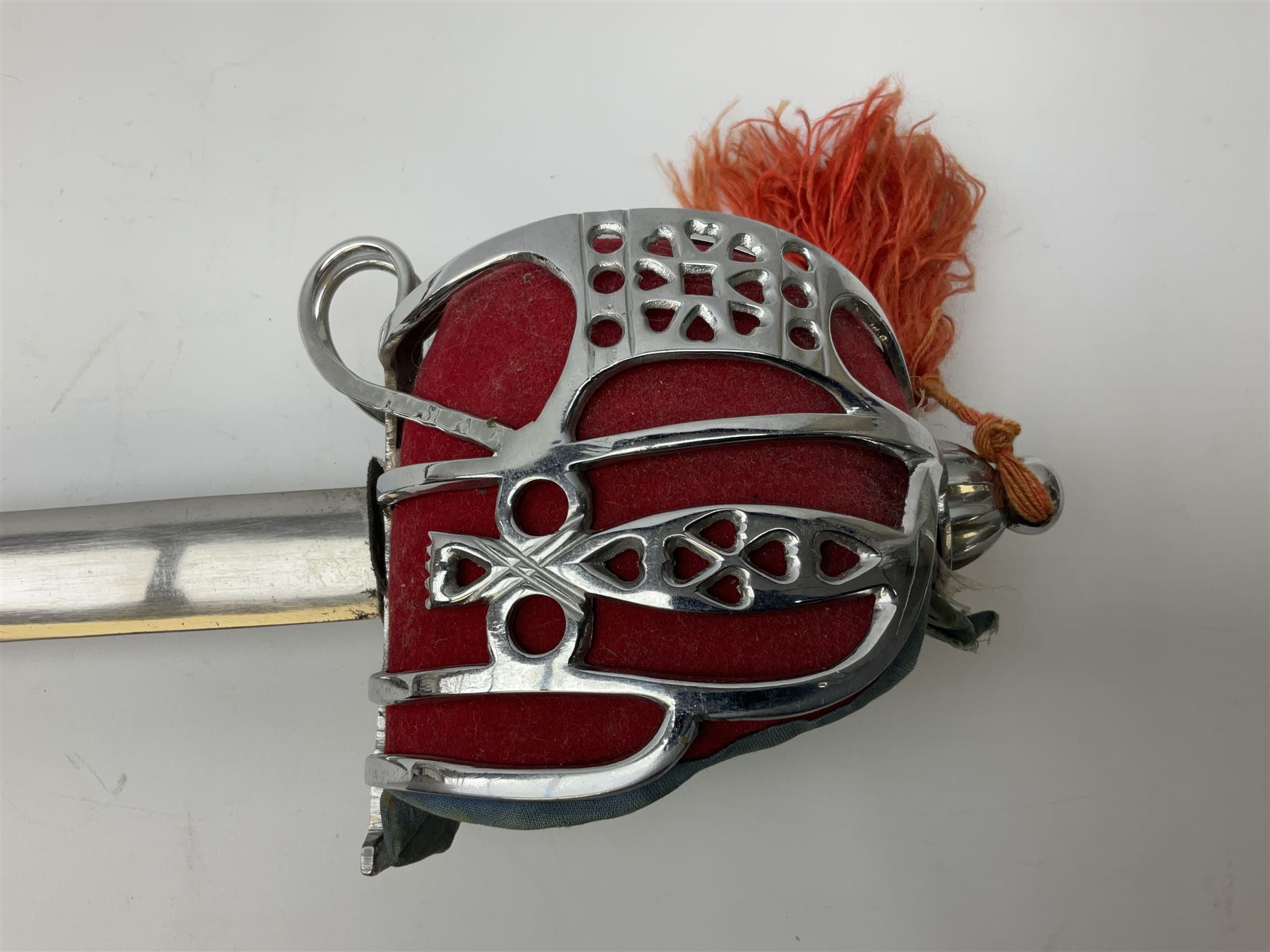 Reproduction Scottish basket hilted broadsword with 85cm double edged steel blade and red lined bask - Image 3 of 27