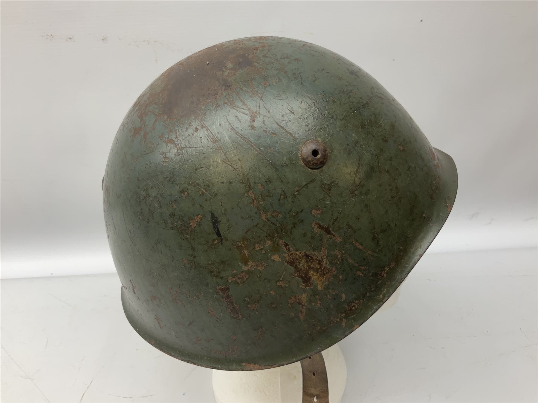 WWII Italian steel helmet with liner and chin strap - Image 5 of 15