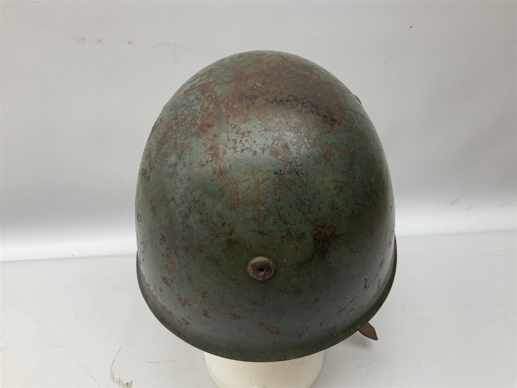 WWII Italian steel helmet with liner and chin strap - Image 4 of 15