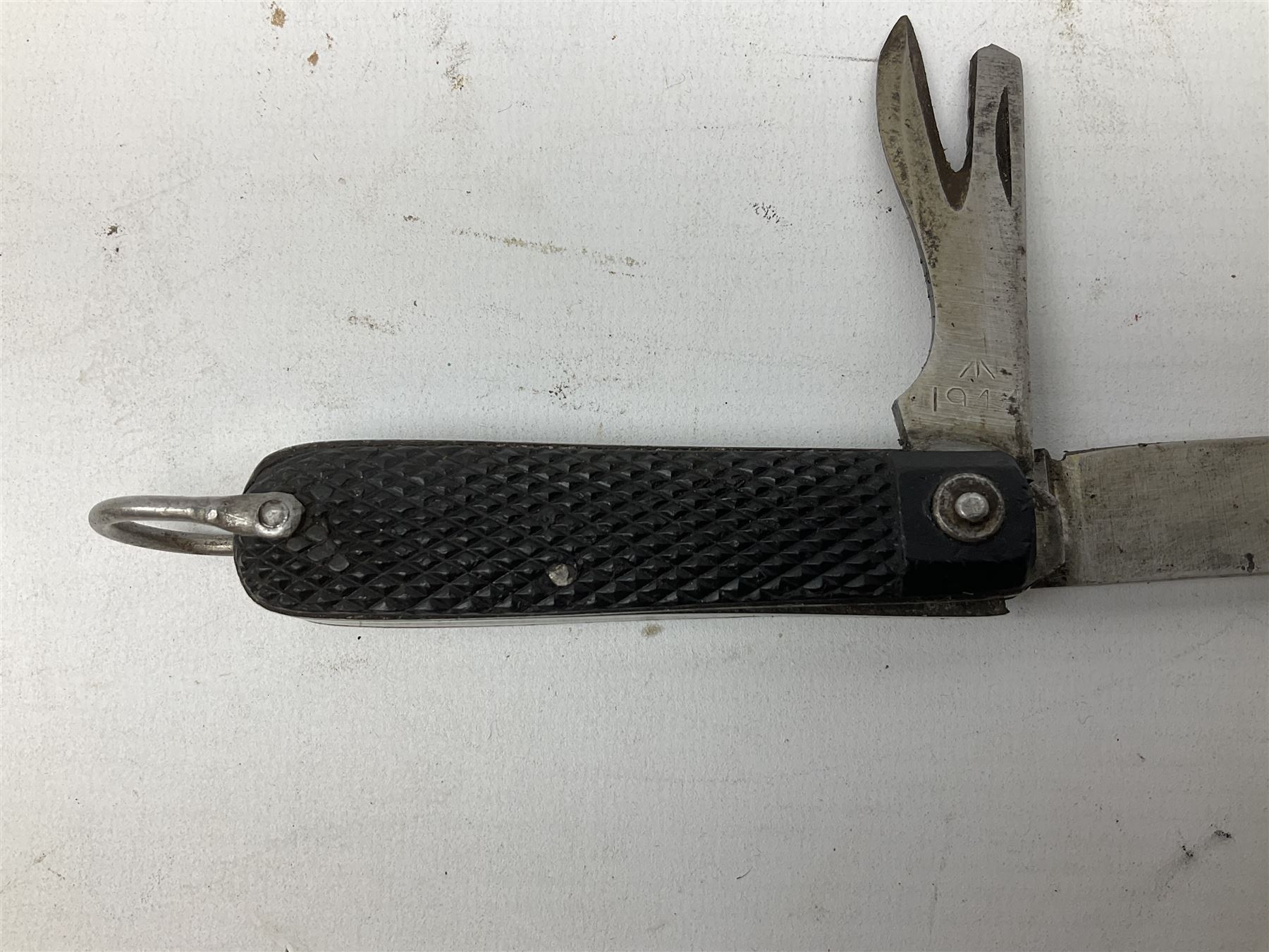 WW2 British army folding jack/clasp knife with blade and can opener marked with broad arrow and date - Image 12 of 21