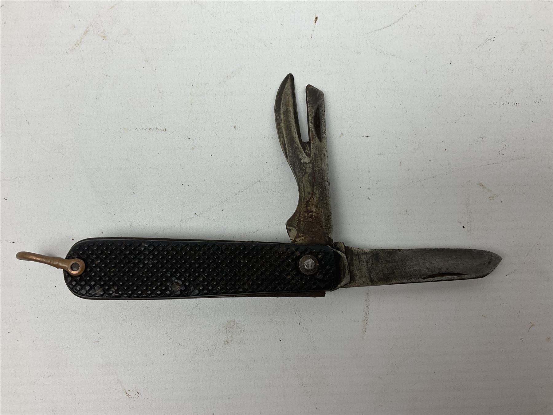 WW2 British army folding jack/clasp knife with blade and can opener marked with broad arrow and date - Image 8 of 16