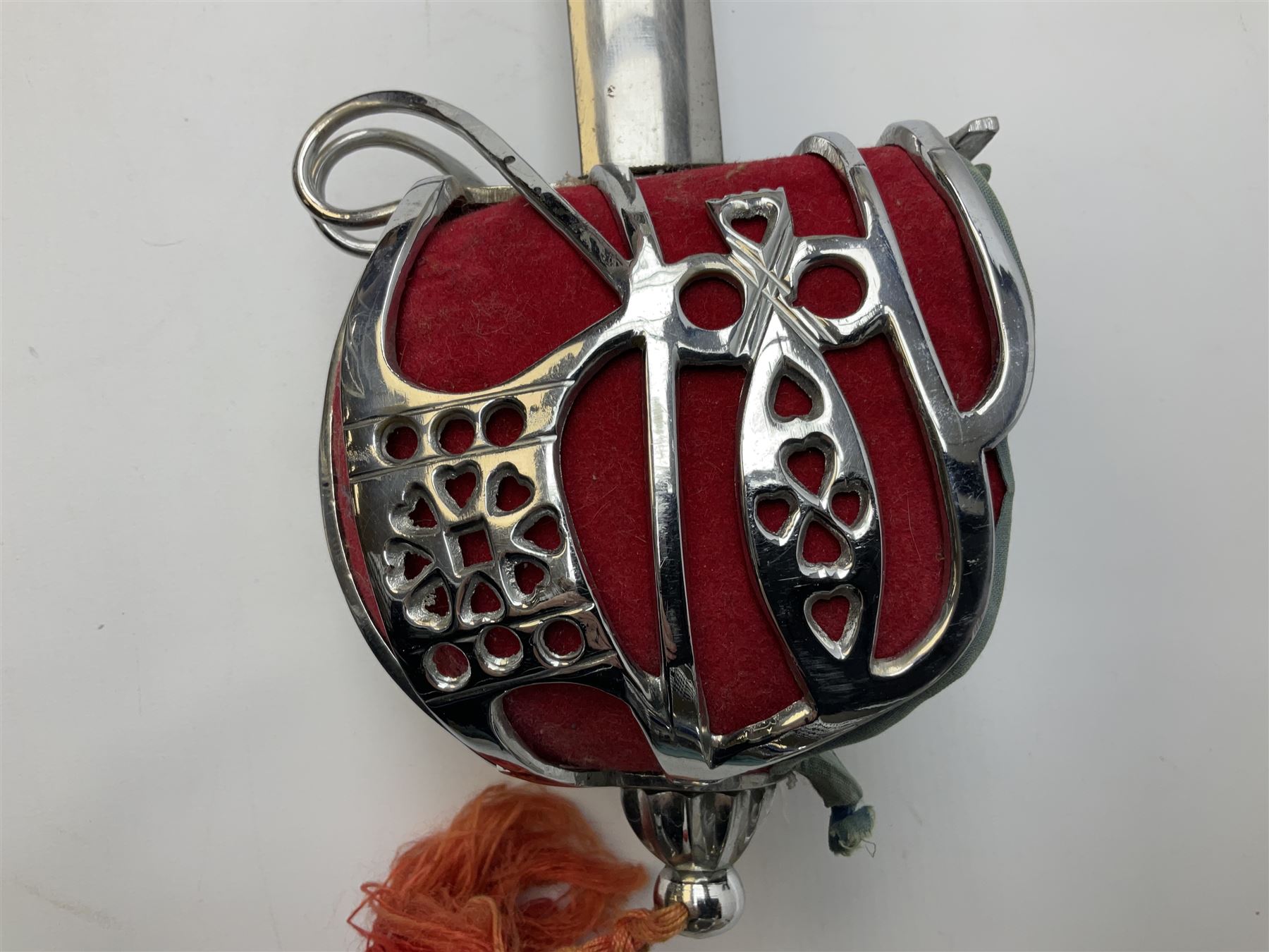 Reproduction Scottish basket hilted broadsword with 85cm double edged steel blade and red lined bask - Image 8 of 27