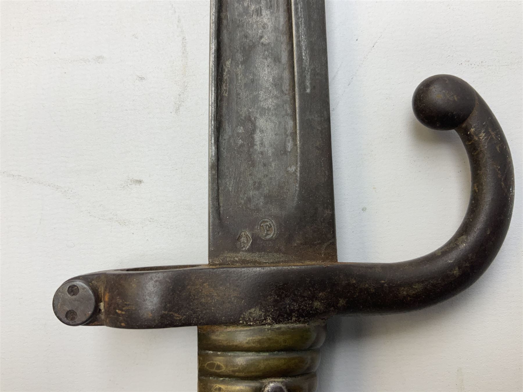 French 1866 pattern sabre bayonet with 57cm fullered steel curving blade dated 1872 - Image 14 of 19