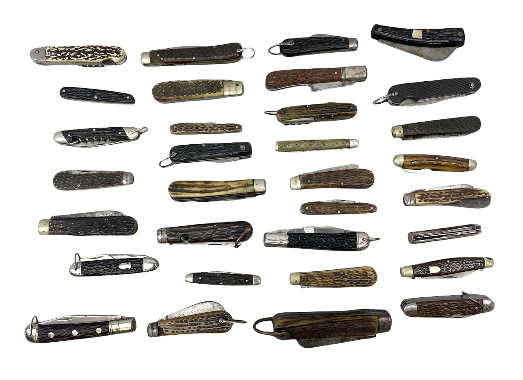 Thirty-two pocket knives including single blade example marked Mastabar - Hull