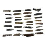 Thirty-two pocket knives including single blade example marked Mastabar - Hull