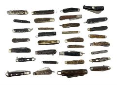 Thirty-two pocket knives including single blade example marked Mastabar - Hull