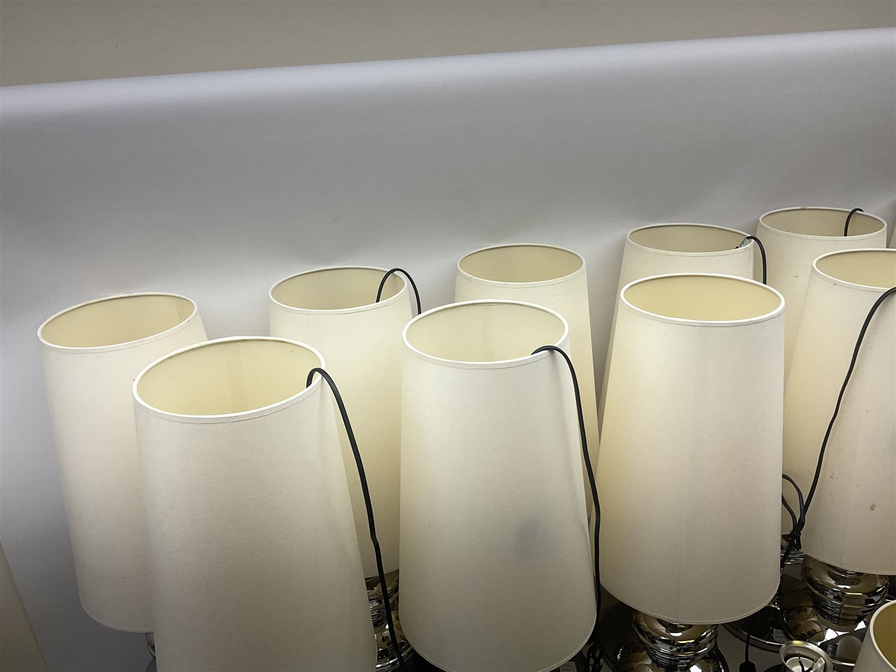 fourteen chrome table lamps with cream fabric shades - Image 6 of 8